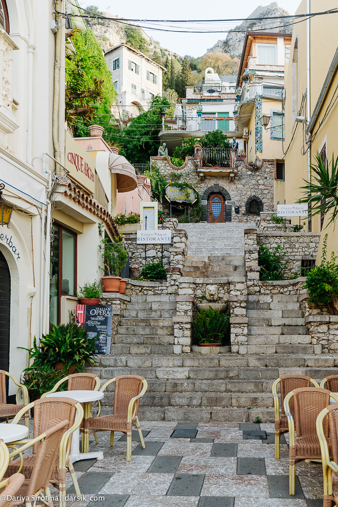 Таормина сицилия. Таормина улицы. Таормина сицилия. Таормина сицилия город улочки. Сицилия таормина этна.