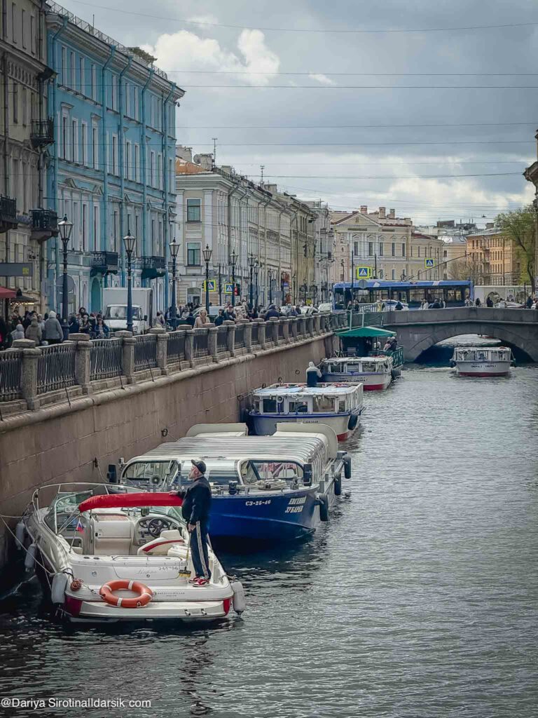 Туристические катера в ожидании гостей, Санкт-Петербург