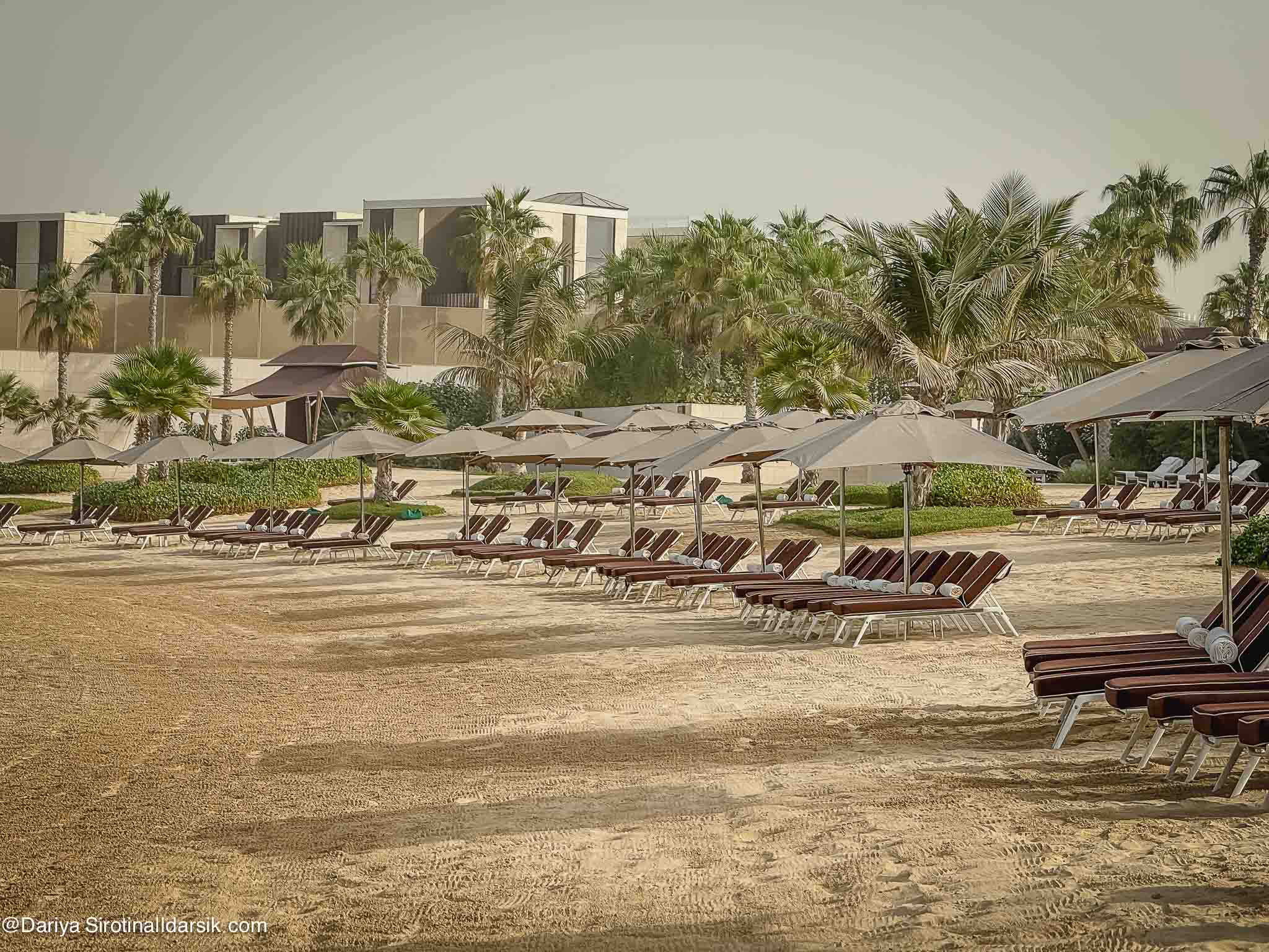 Шезлонги в отеле Bvlgari Dubai