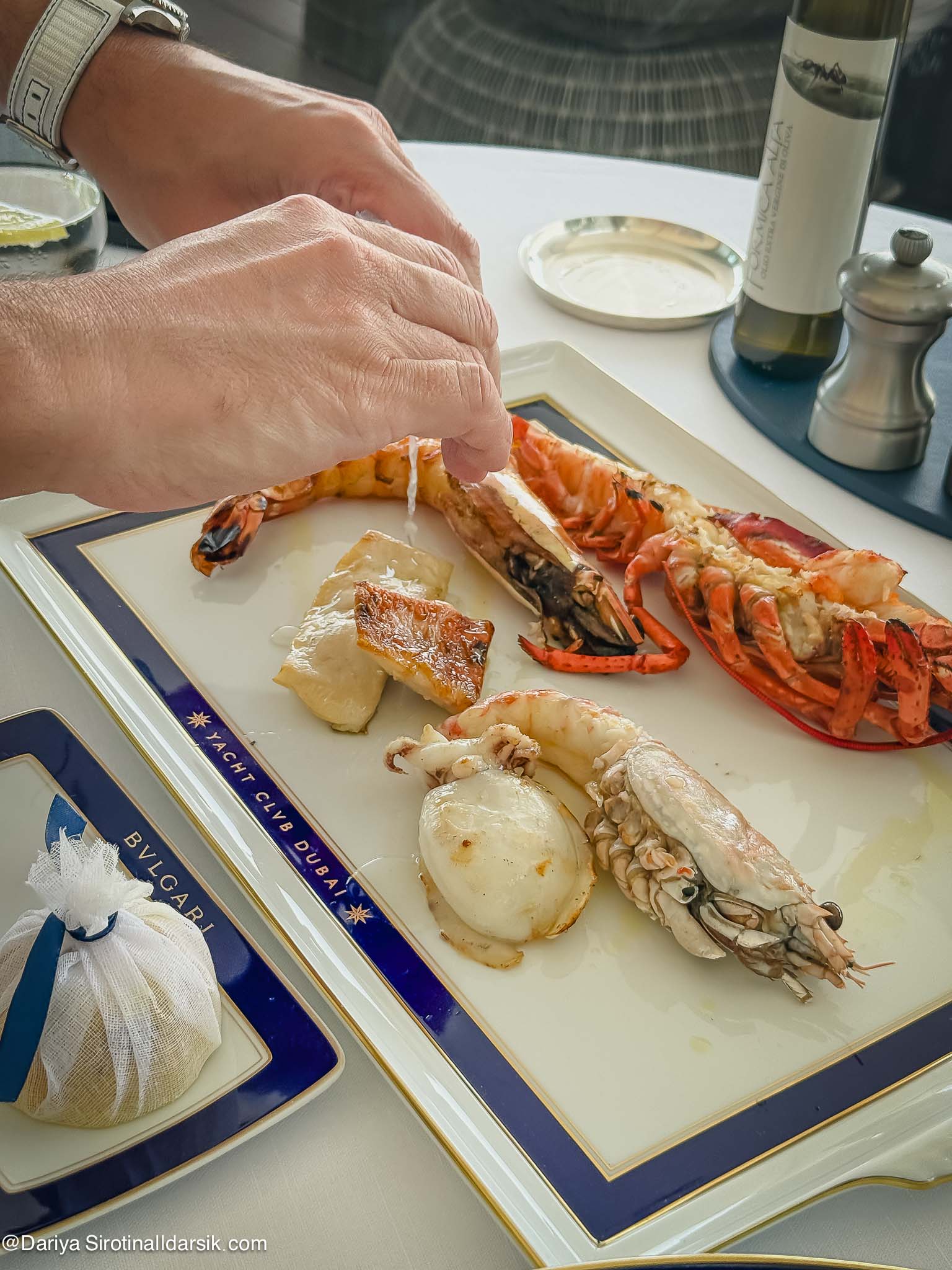 Плато морепродуктов на гриле в ресторане Yacht Club Bulgari Dubai