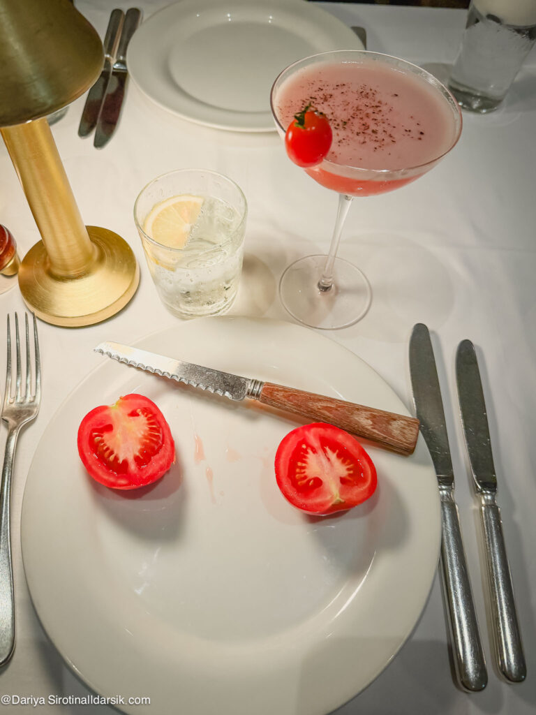 Коктейль Tomatint в ресторане LPM в Дубае
