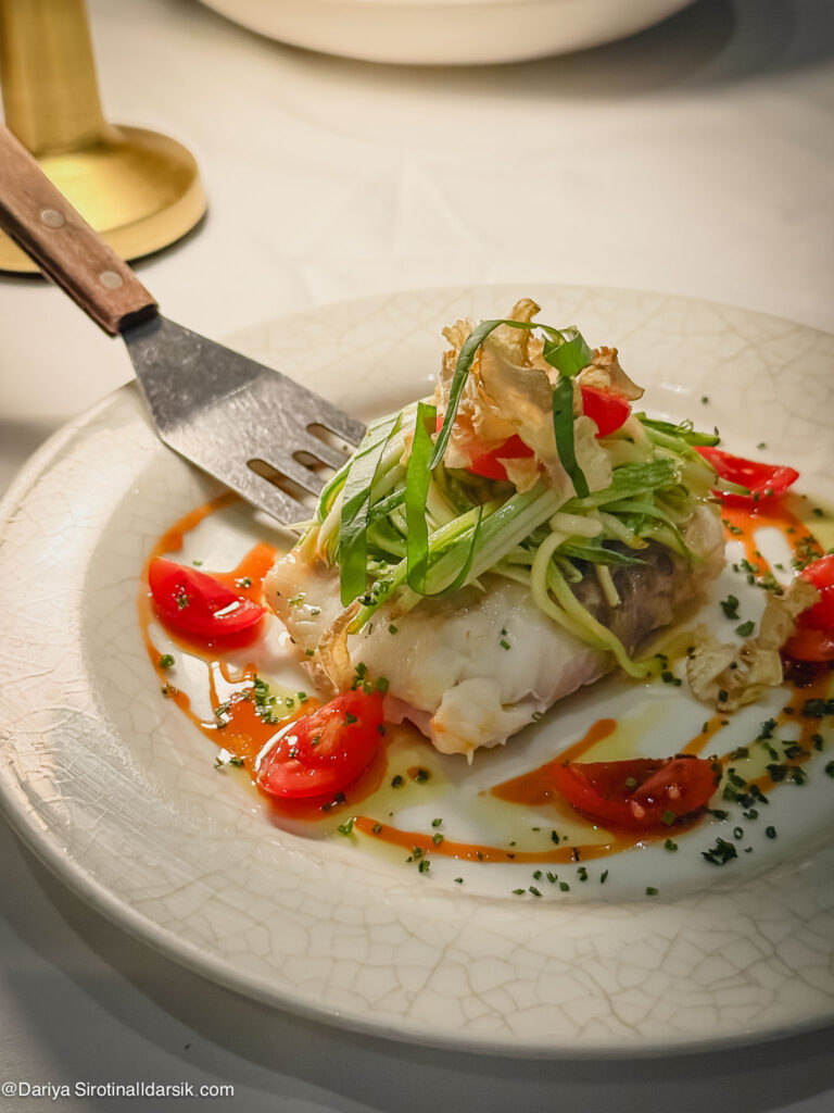 Подача рыбы в ресторане LPM в Дубае