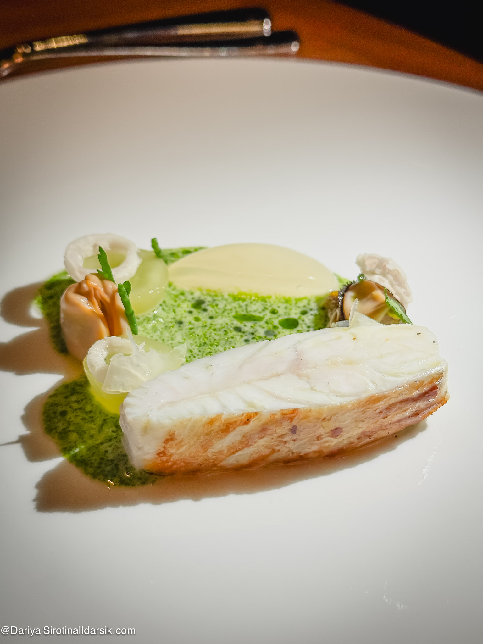 Подача рыбы в ресторане Dinner by Heston Blumenthal в Дубае