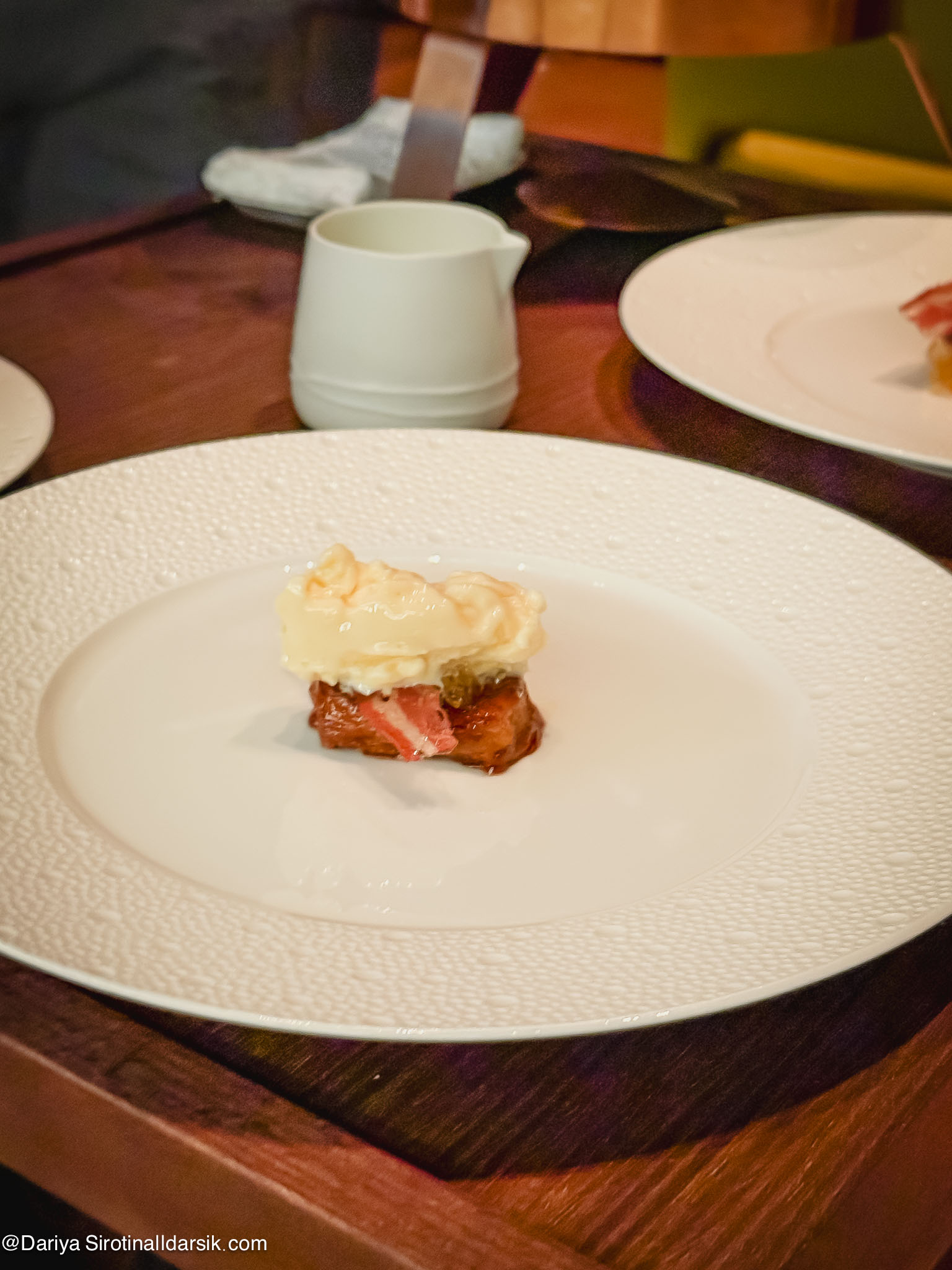 Подача десерта в ресторане Dinner by Heston Blumenthal в Дубае