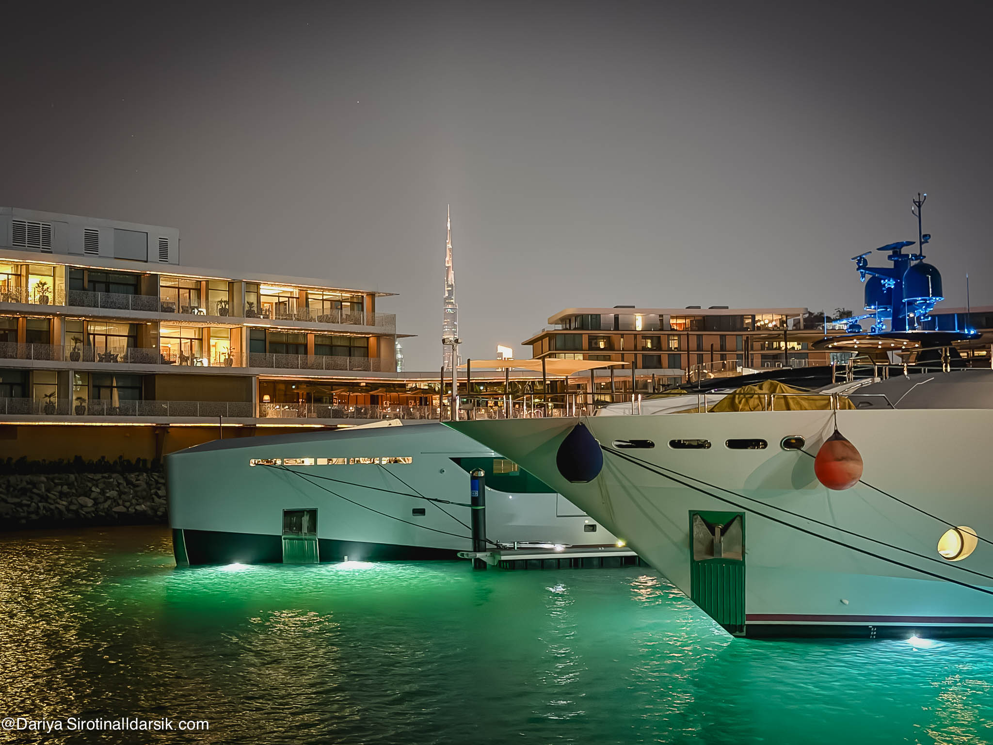 Вид на Бурж Халифу и яхты в отеле Bvlgari Dubai