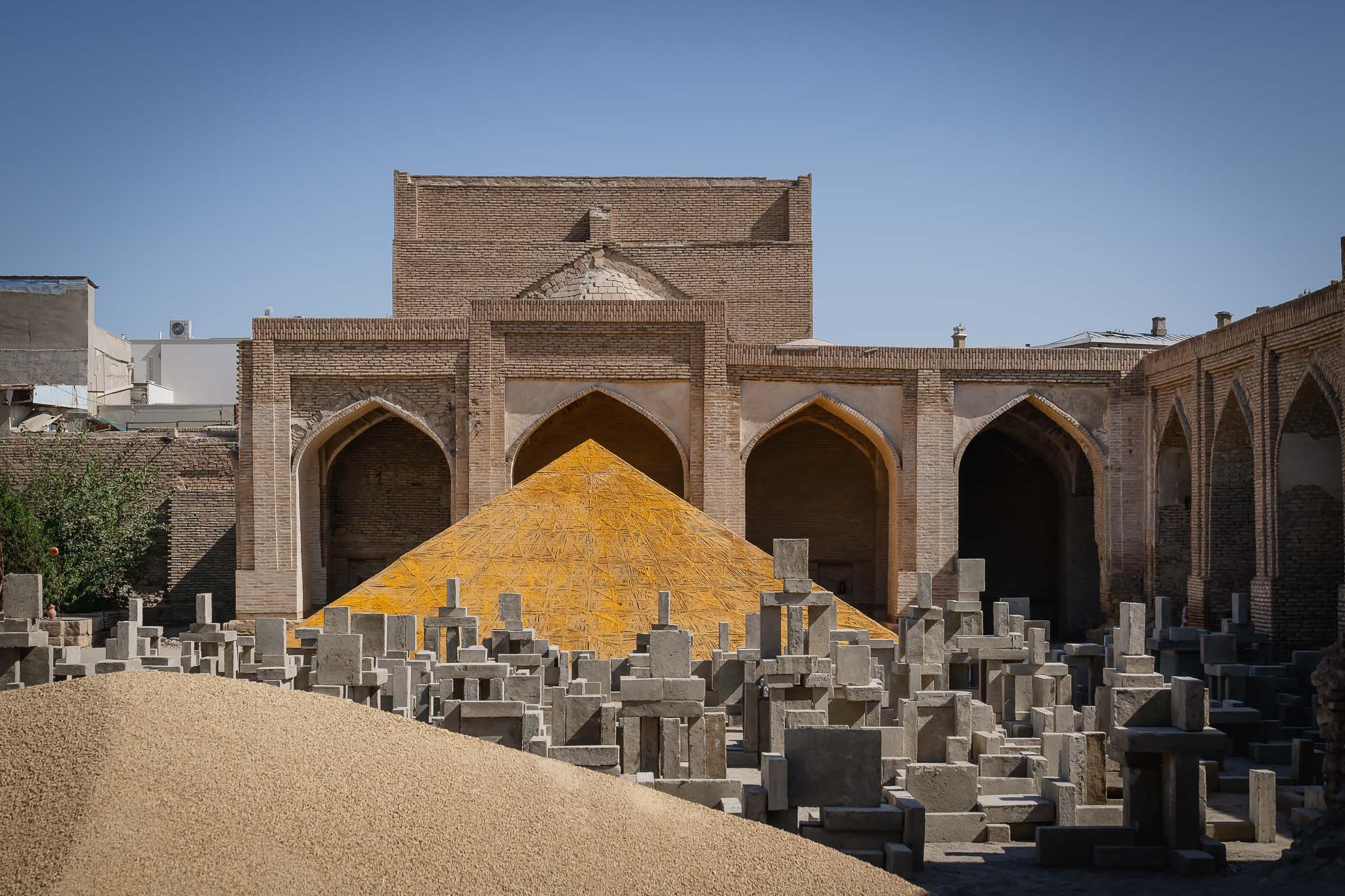 Инсталляция Энтони Гормли на Бухарской Биеннале