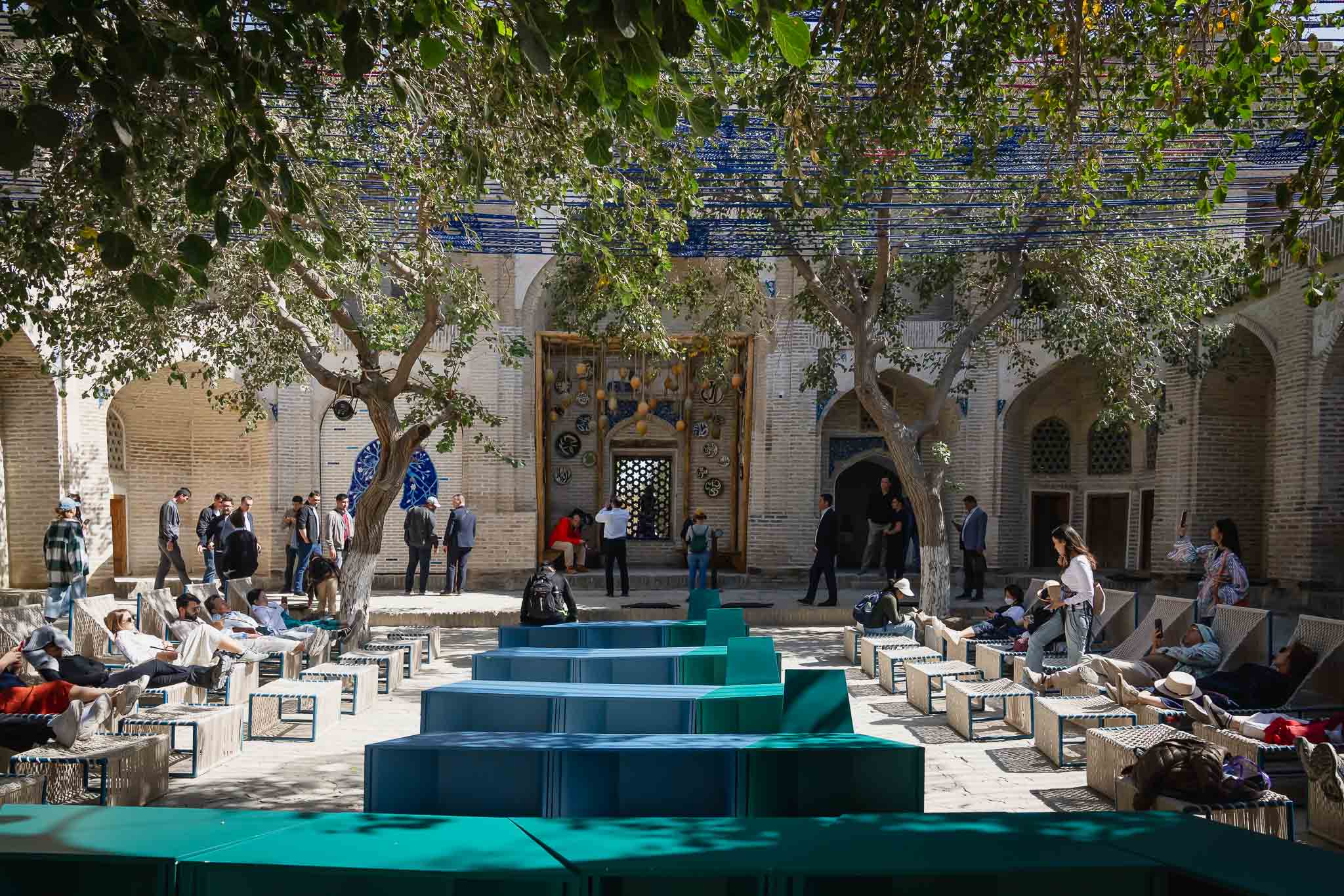 Двора медресе Гаукушон, превращенный в общественное пространство