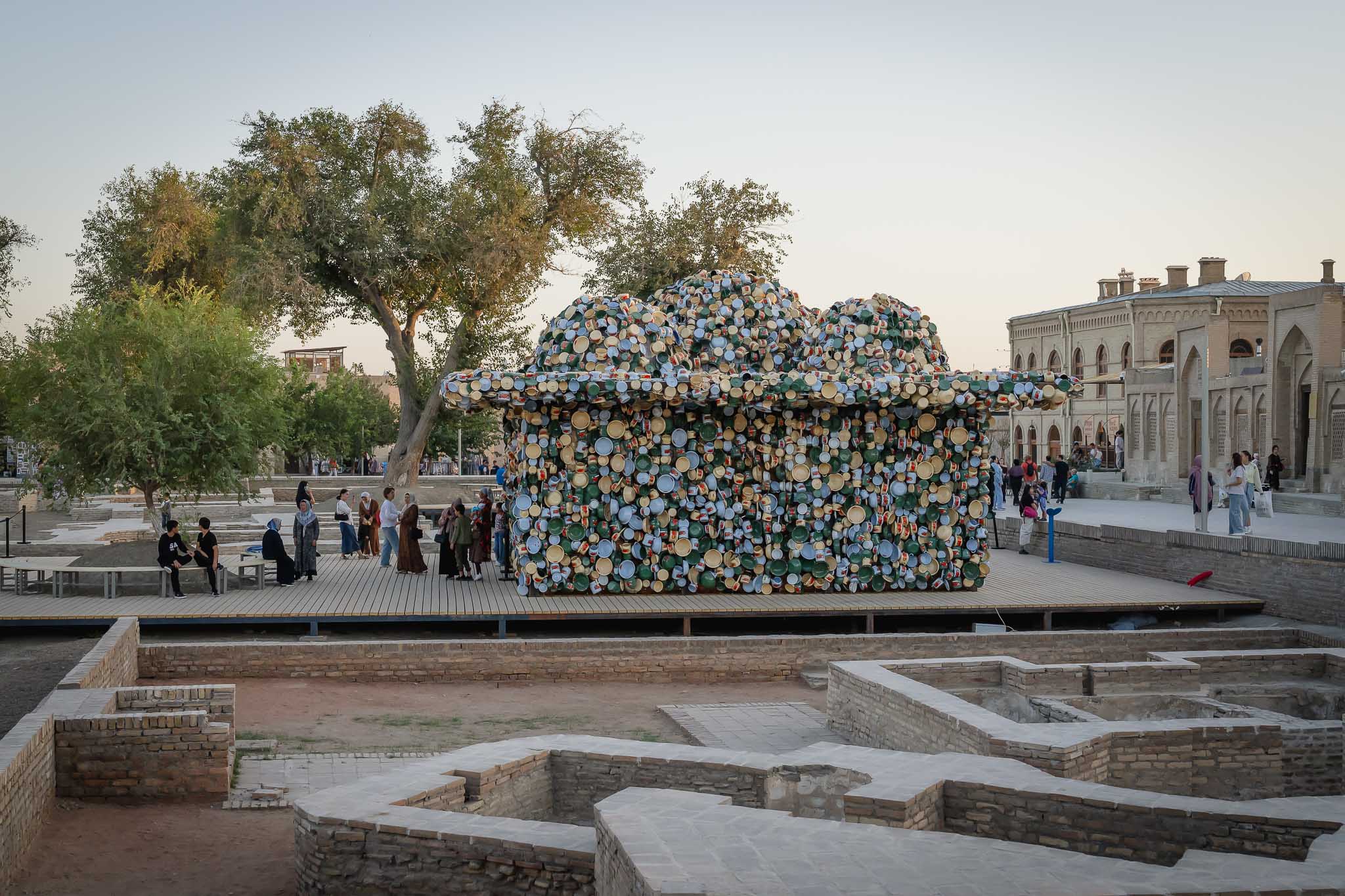 Инсталляция Субодха Гупта на Биеннале в Бухаре