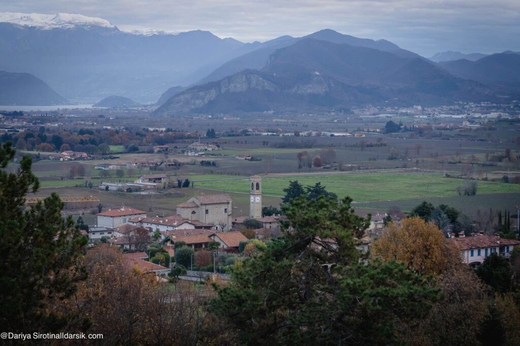 Панорамный вид на озеро Изео с балкона отеля L'Albereta Relais&Châteaux в легкой дымке
