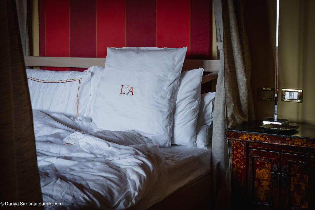 Хрустящее постельное белье и антикварная мебель в отеле  L'Albereta Relais&Châteaux