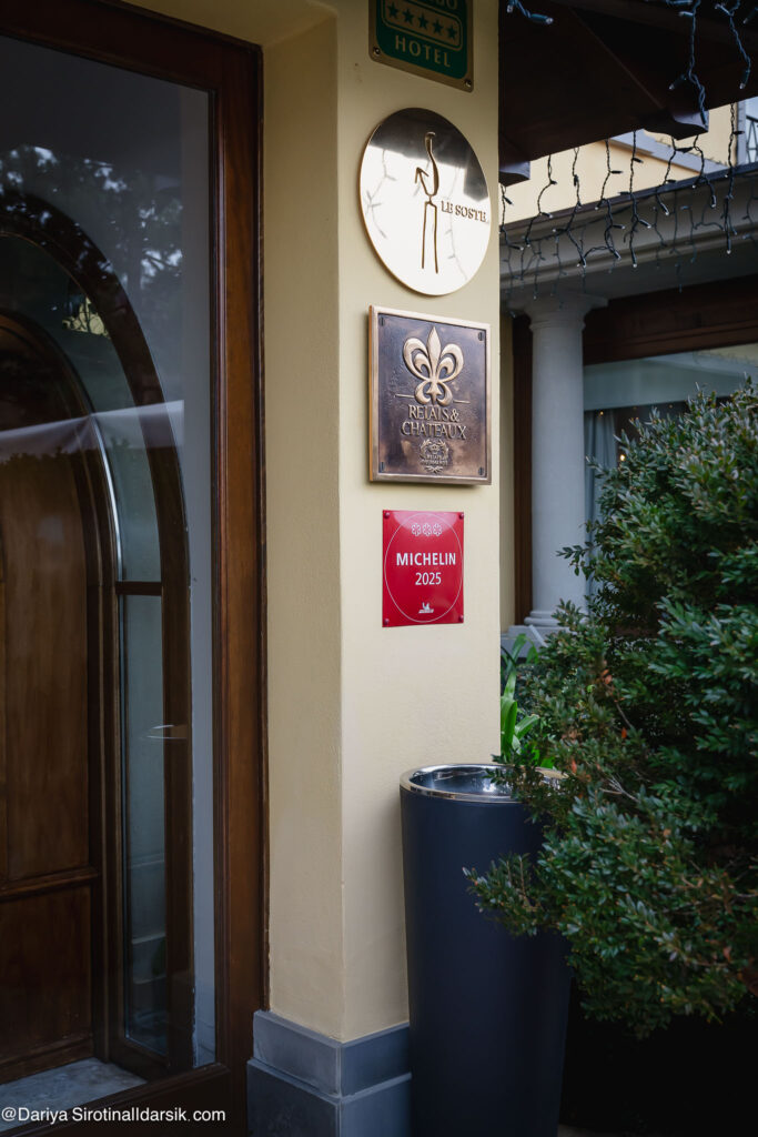 Входной портал ресторана Da Vittorio в Бергамо украшен табличками Мишлен, Ralais&Chateux и Le Soste, отмечающих выдающееся качество заведения