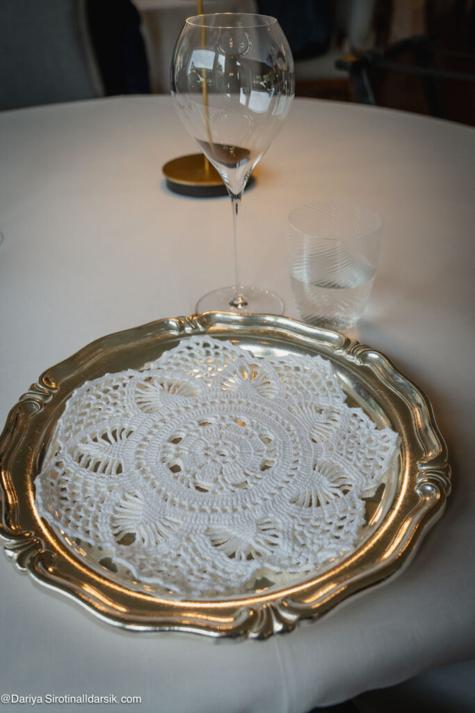 Вязаные крючком салфетки в качестве декора в трехзвездочном ресторане Da Vittorio в Бергамо