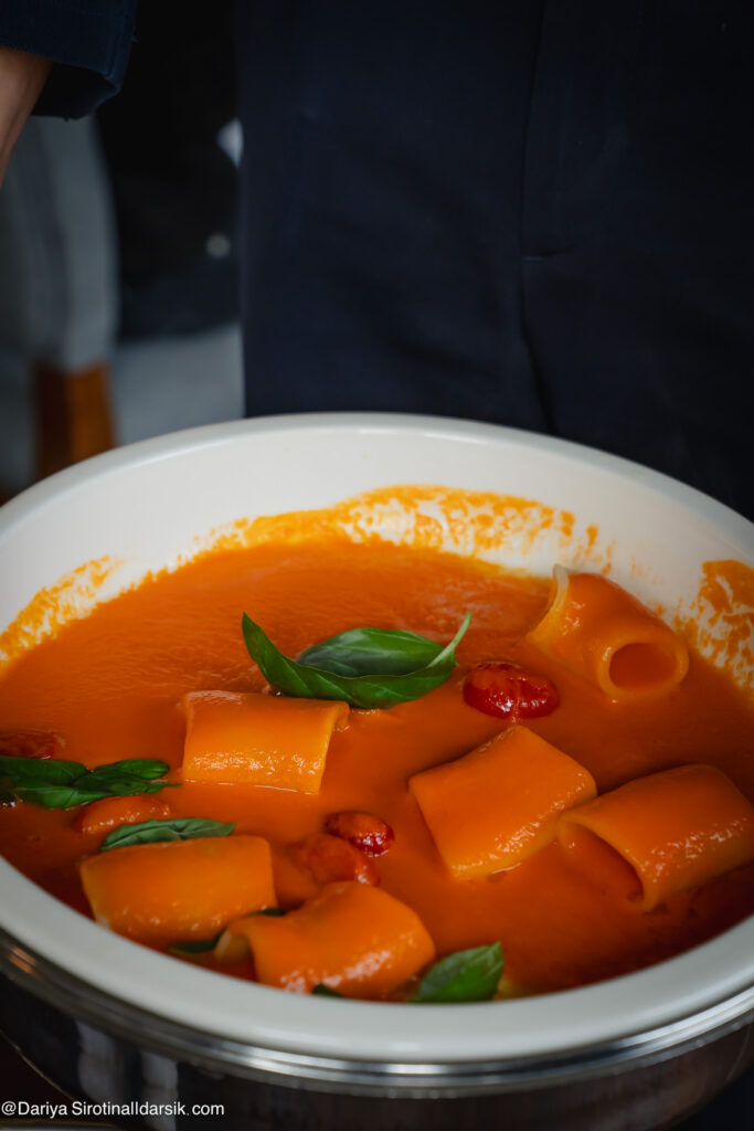 Знаменитая паста как у итальянской бабушки - паккери с томатами - в меню трехвездочного ресторана Da Vittorio в Бергамо