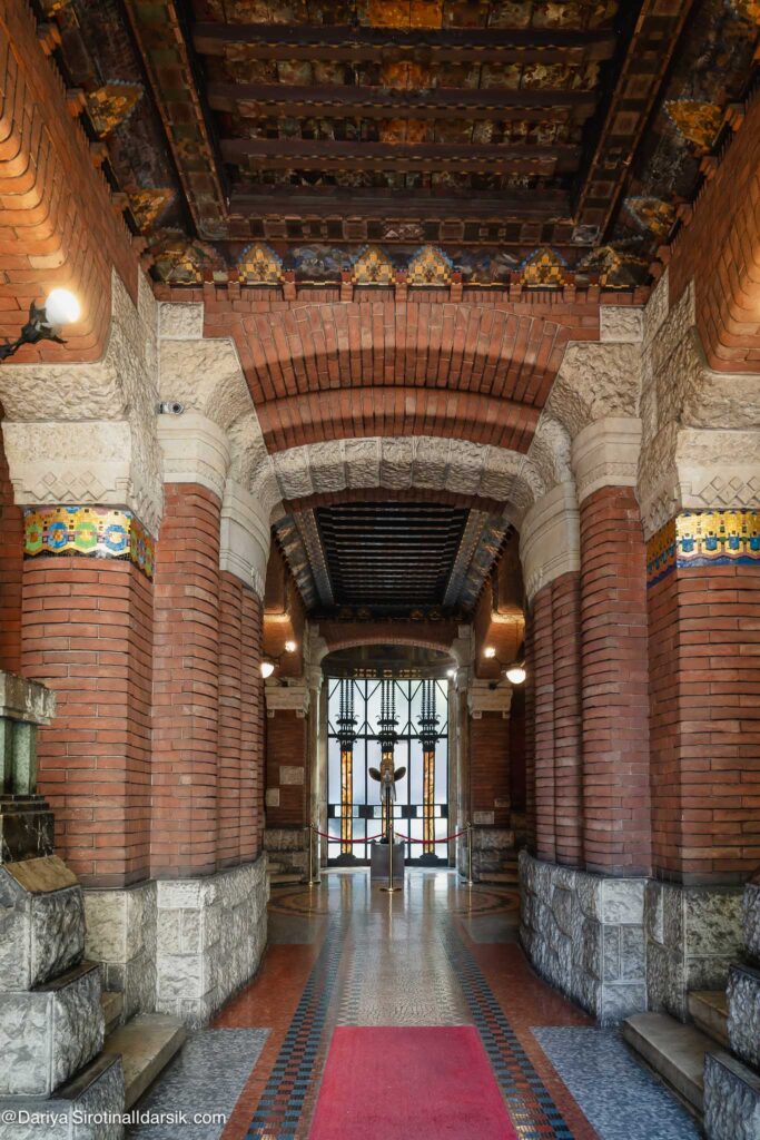 Тихий двор в квартале вокруг площади Элеоноры Дузе — Милан без туристов