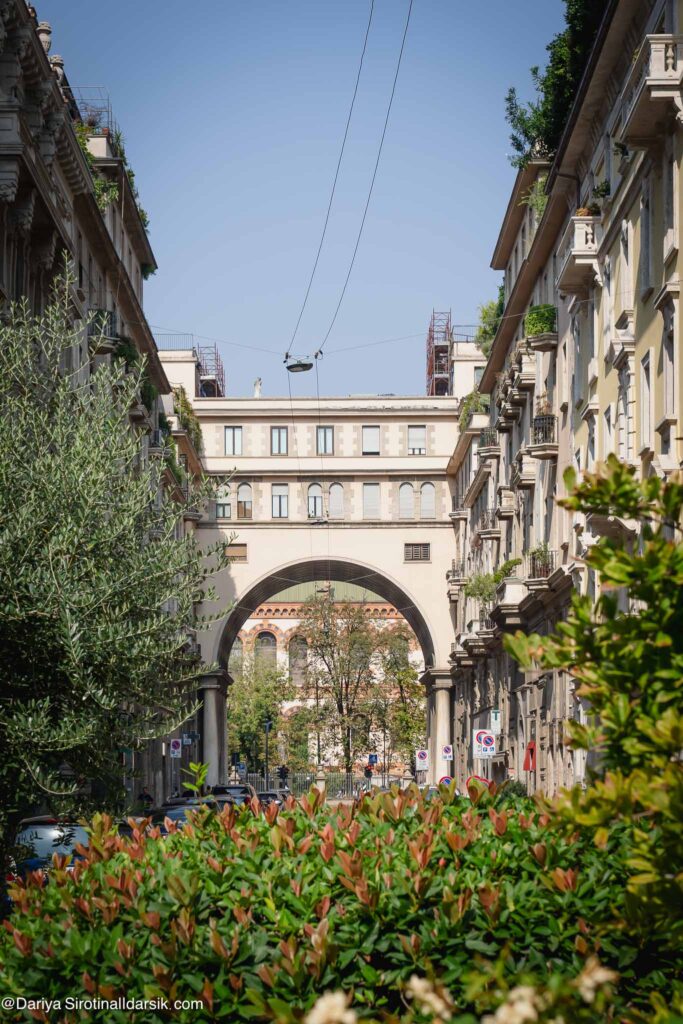 Тихий двор в квартале вокруг площади Элеоноры Дузе — Милан без туристов