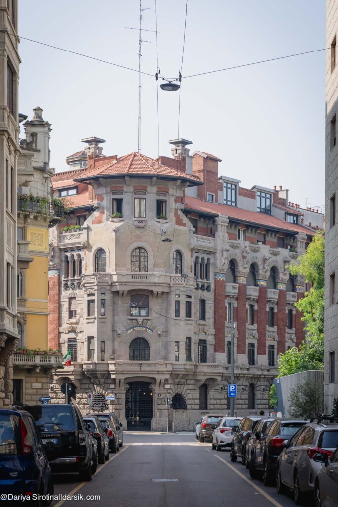 Тихий двор в квартале вокруг площади Элеоноры Дузе — Милан без туристов