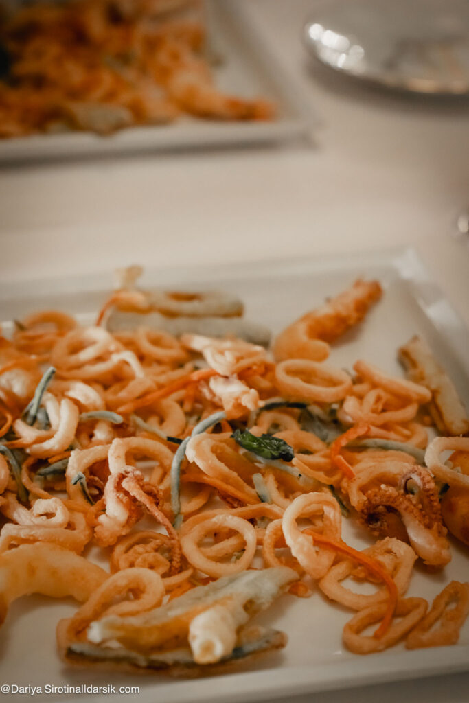 Идеальное фритто мисто - жаренные в тонком кляре морепродукты в ресторане Lio Pellegrini