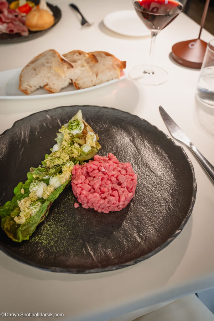 Идеальный тартар в ресторане Osteria Al GiGianca, поданный с латуком и муссом из сыра