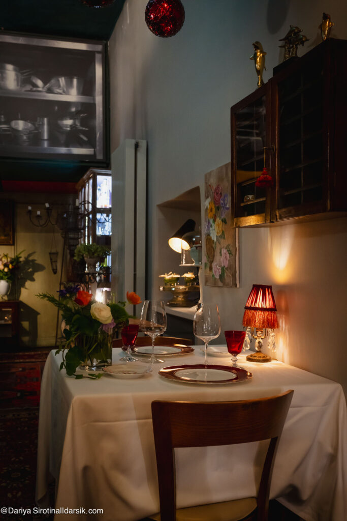 Уютный столик на двоих в ресторане Lio Pellegrini в Бергамо