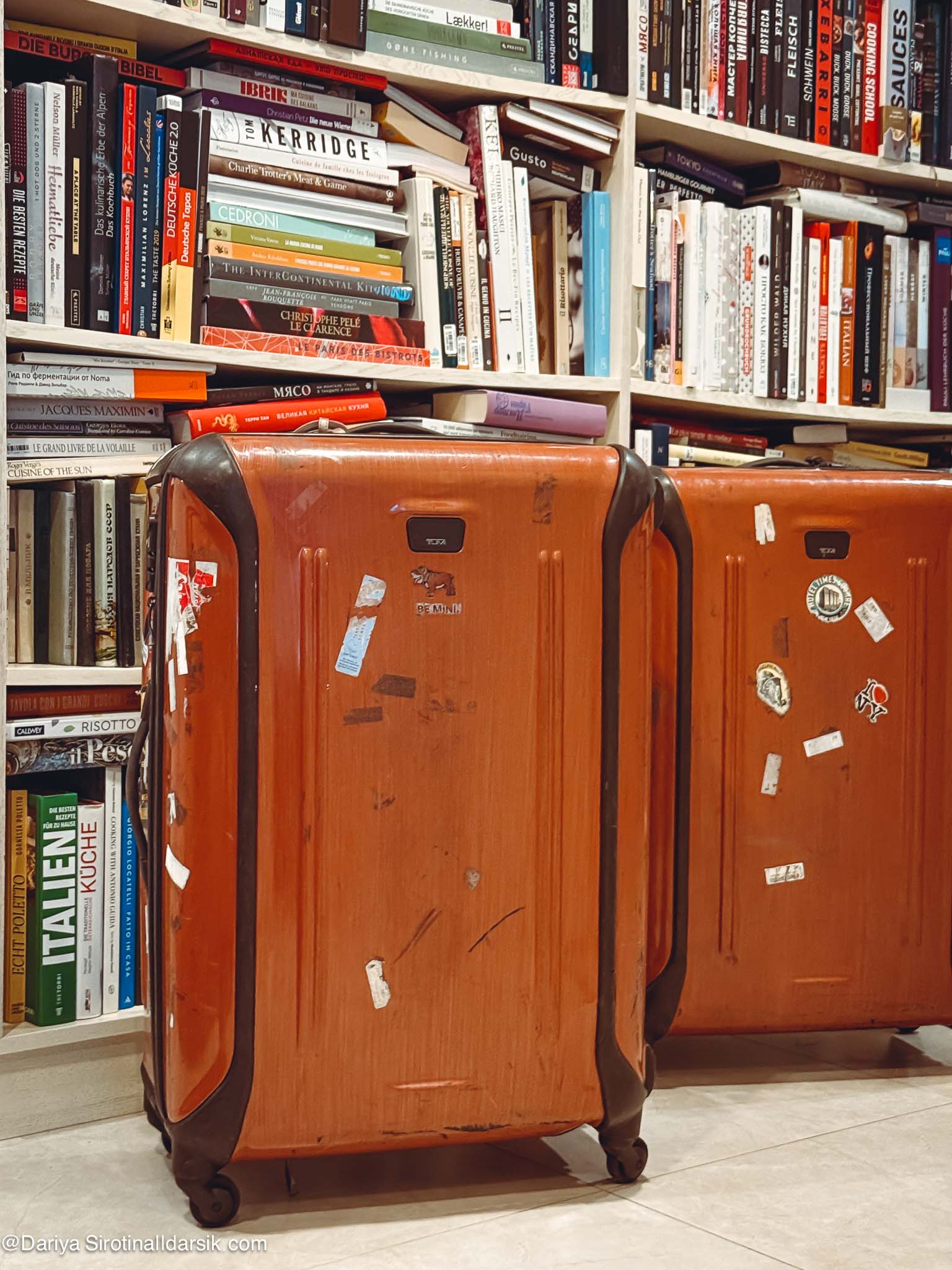 Большой чемодан Tumi максимального размера, модель 2014 года.