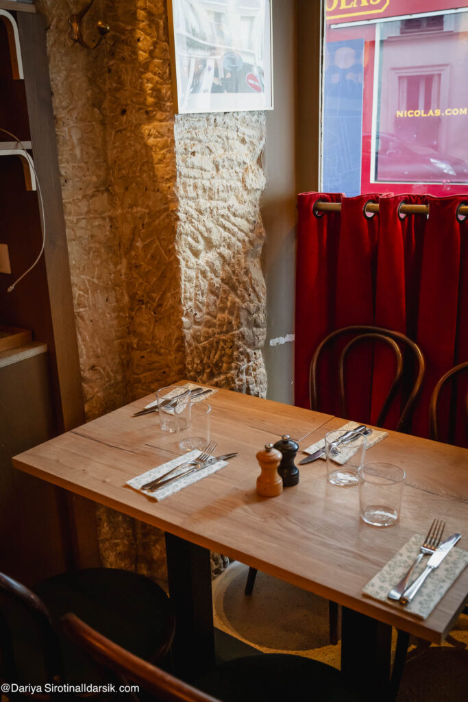 Интерьер простого парижского бистро Le Bistrot de Fables