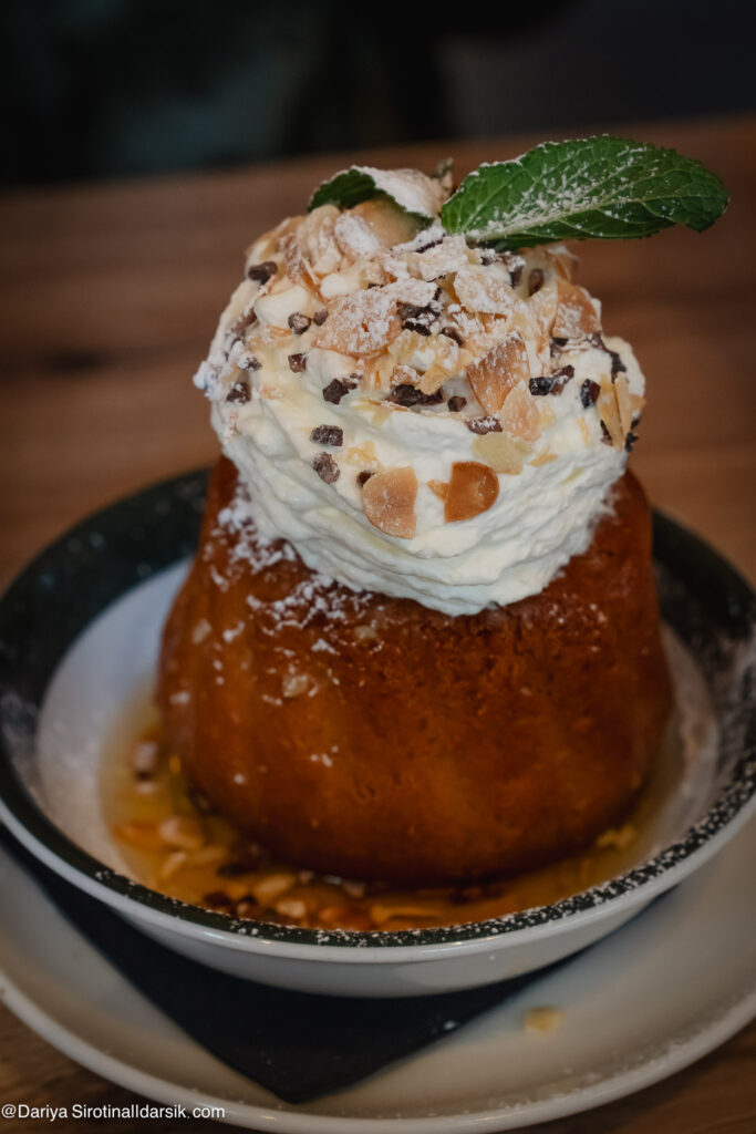 Ромовая баба в парижском бистро Le Bistrot de Fables