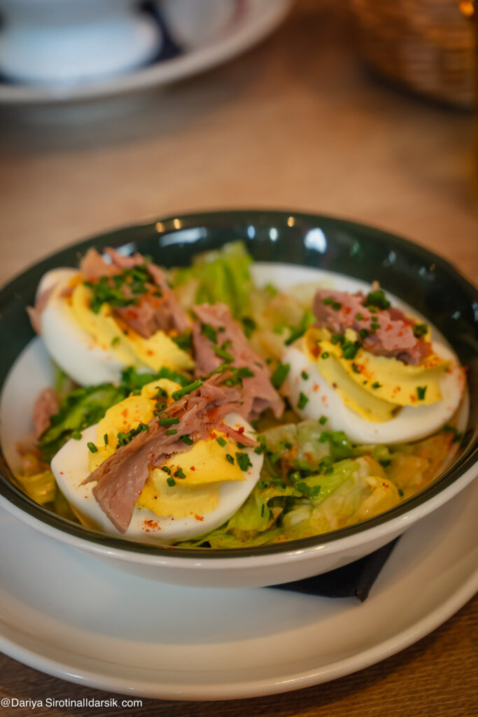 Яйца Мимоза в парижском бистро Le Bistrot de Fables