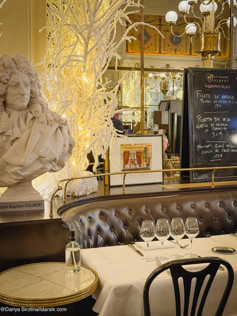 Классический интерьер брассери Le Grand Colbert, Париж