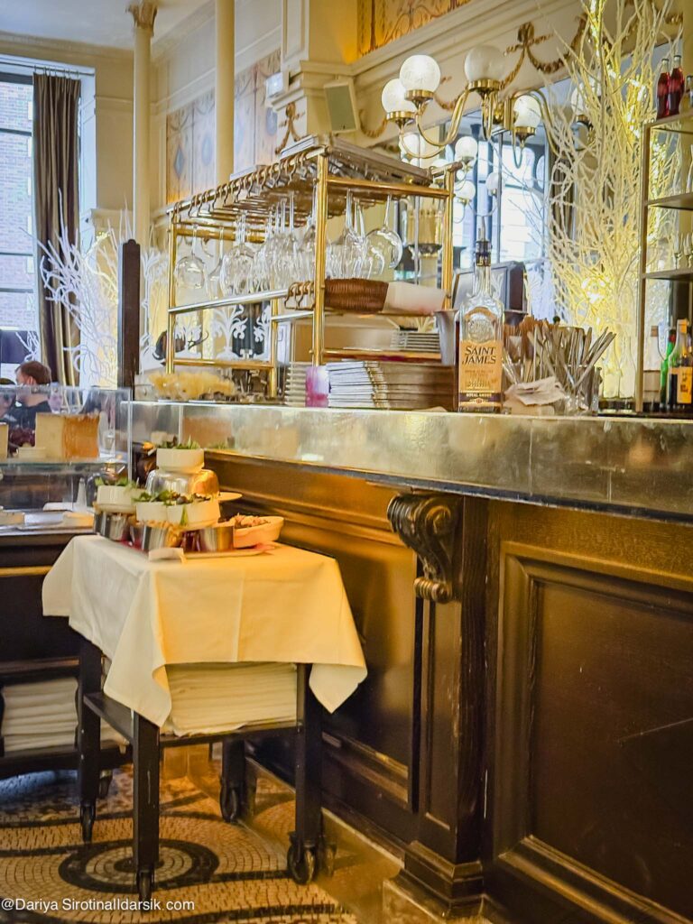 Классический интерьер брассери Le Grand Colbert, Париж