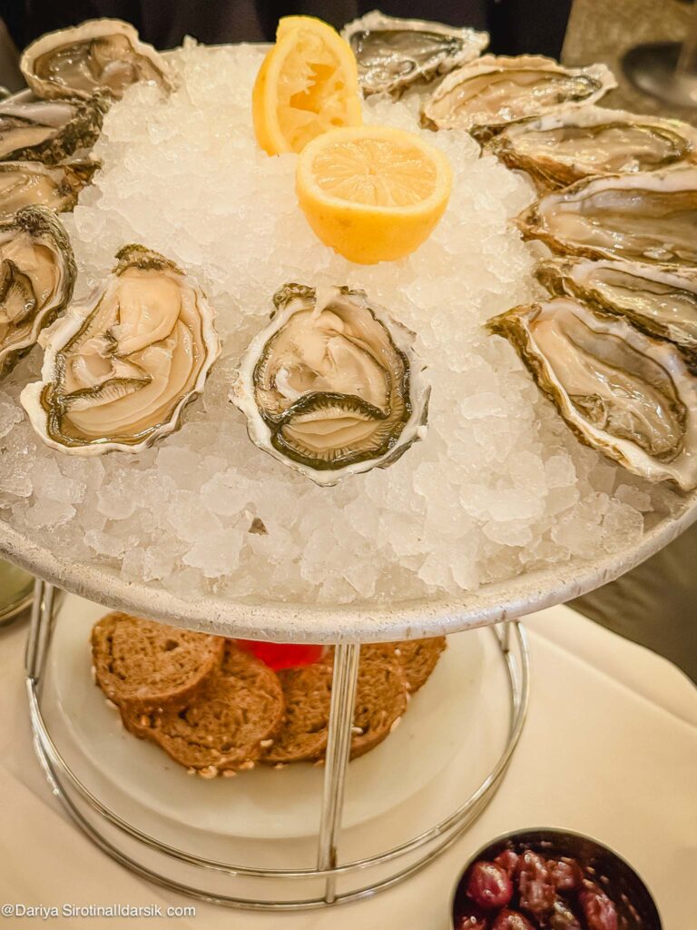 Плато устриц в брассери Le Grand Colbert, Париж