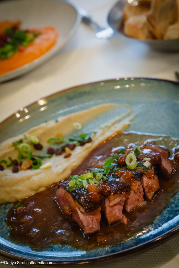 Утка с овощами в ресторане в стиле ар-нуво Bouillon Racine, Париж