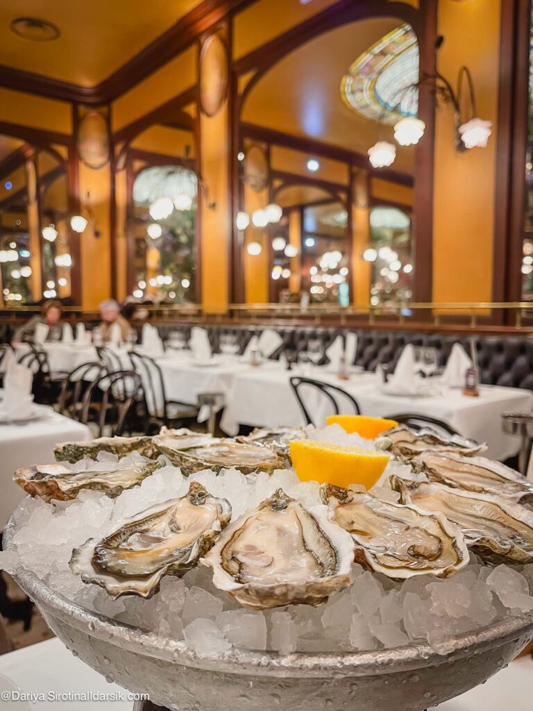 Плато устриц в эльзасской брассери Bofinger в Париже