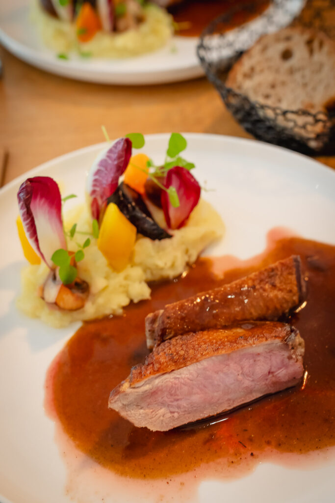 Подача утки и картофельного пюре в бистро Le 3V, Париж