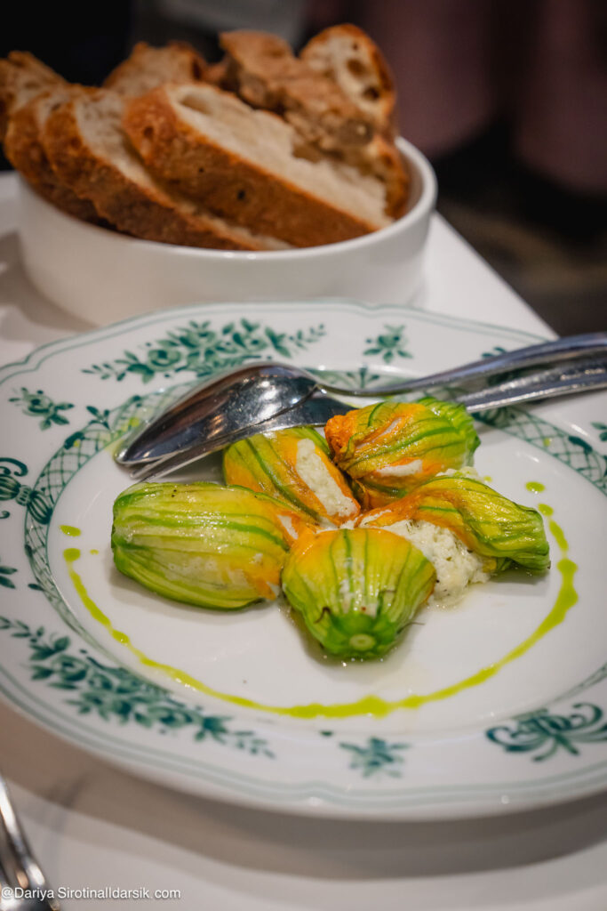 Фаршированные цветки цуккини в миланском ресторане Stendhal в Брере