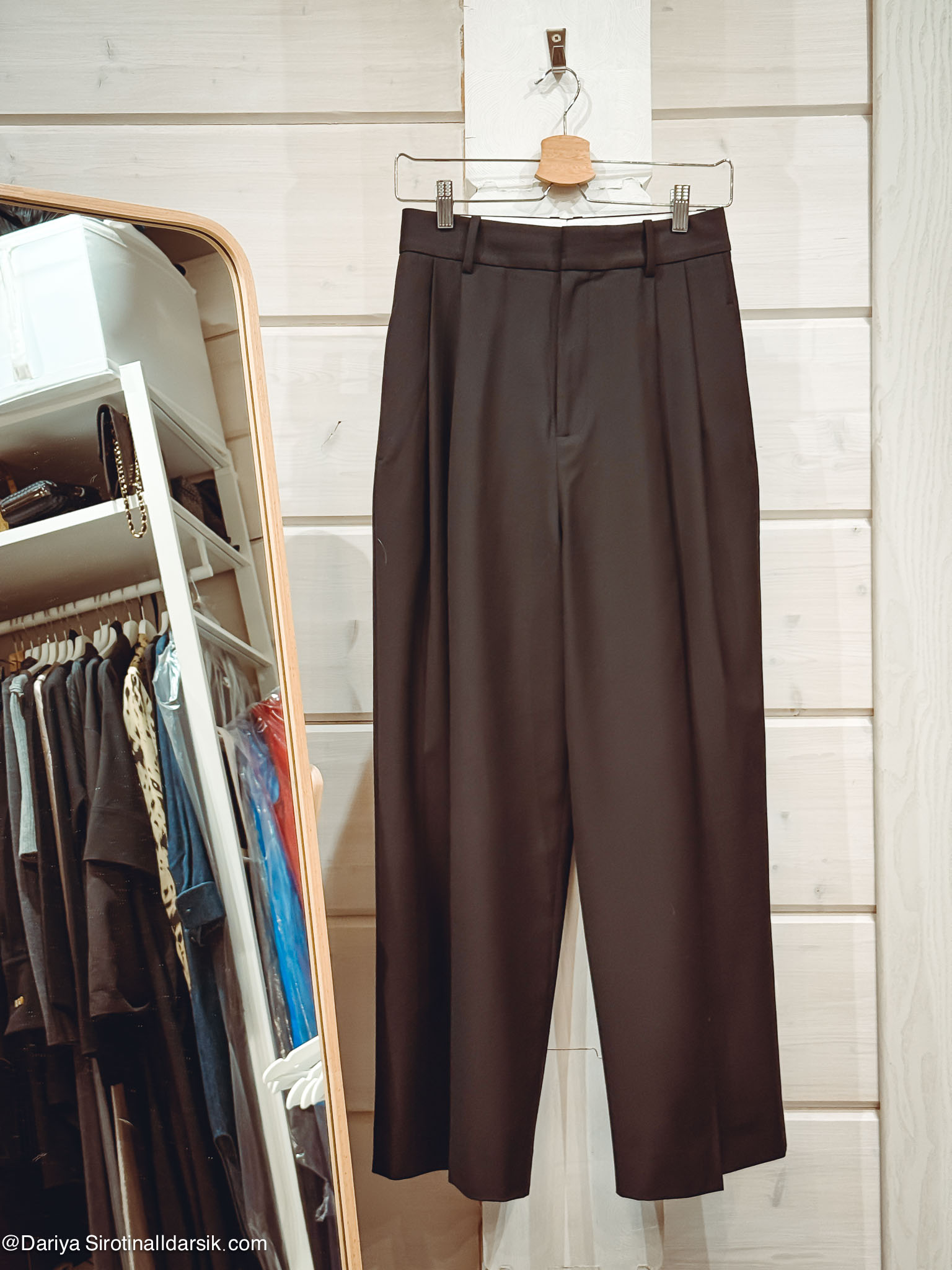 Черные брюки Renathing из тонкой шерсти: складки на поясе, строгий крой.