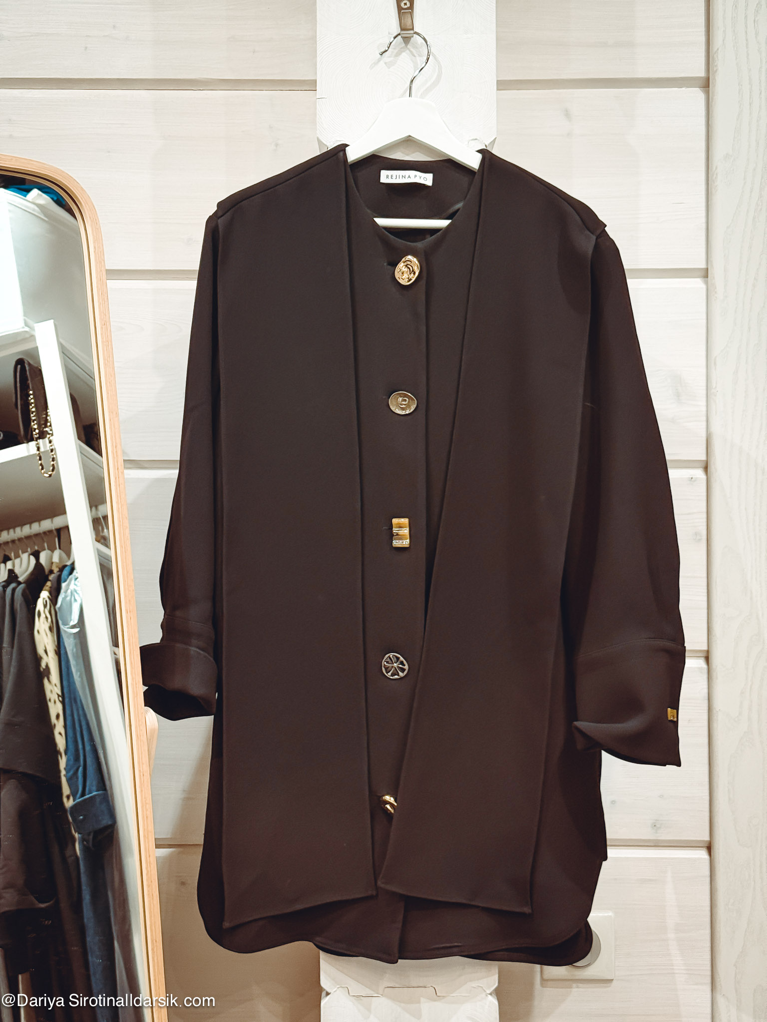 Платье-рубашка Rejina Pyo: длинная модель, которую можно носить как платье или топ.