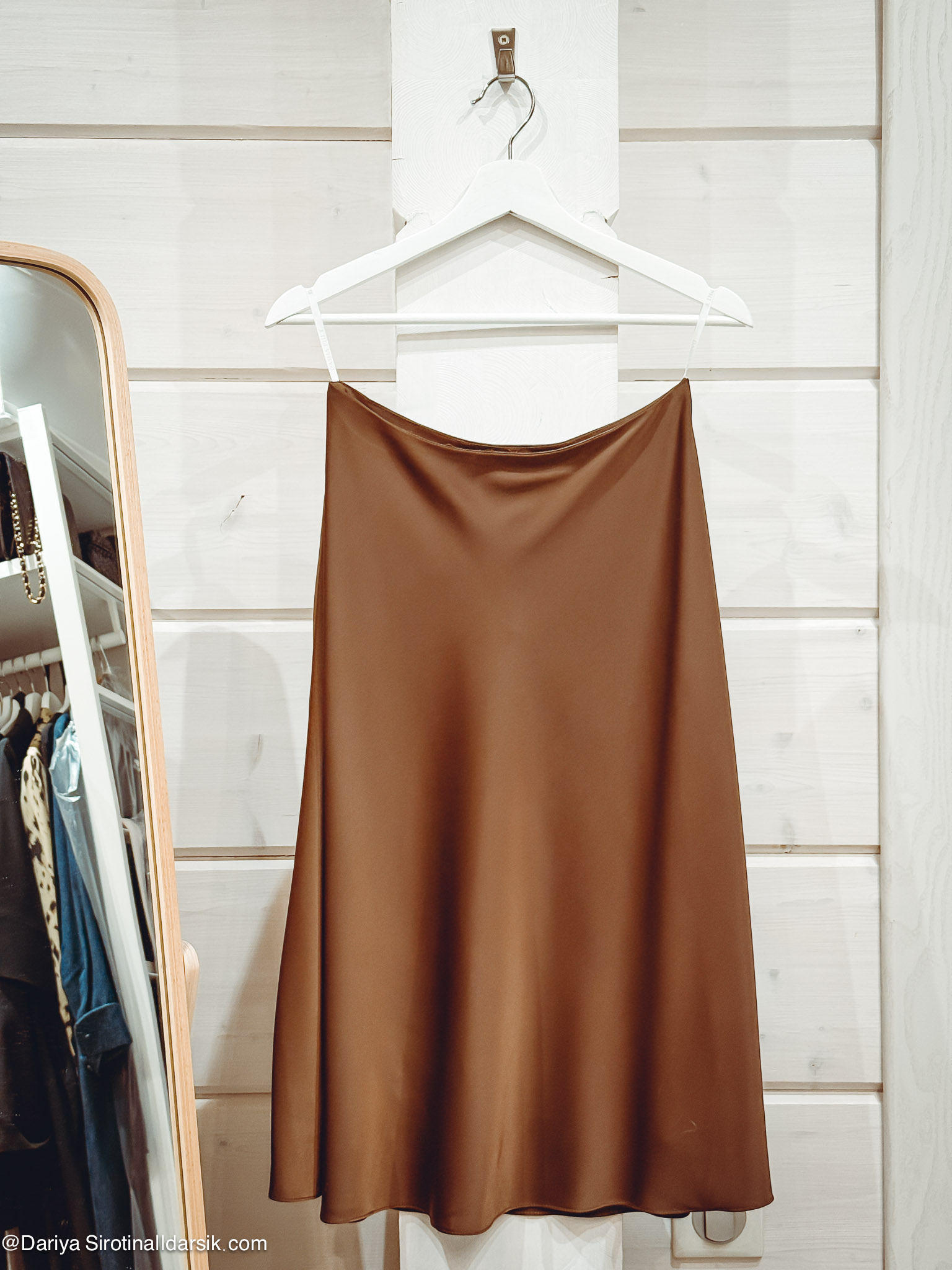 Атласная юбка бронзового оттенка Dasha Phi: струящаяся юбка по косой.