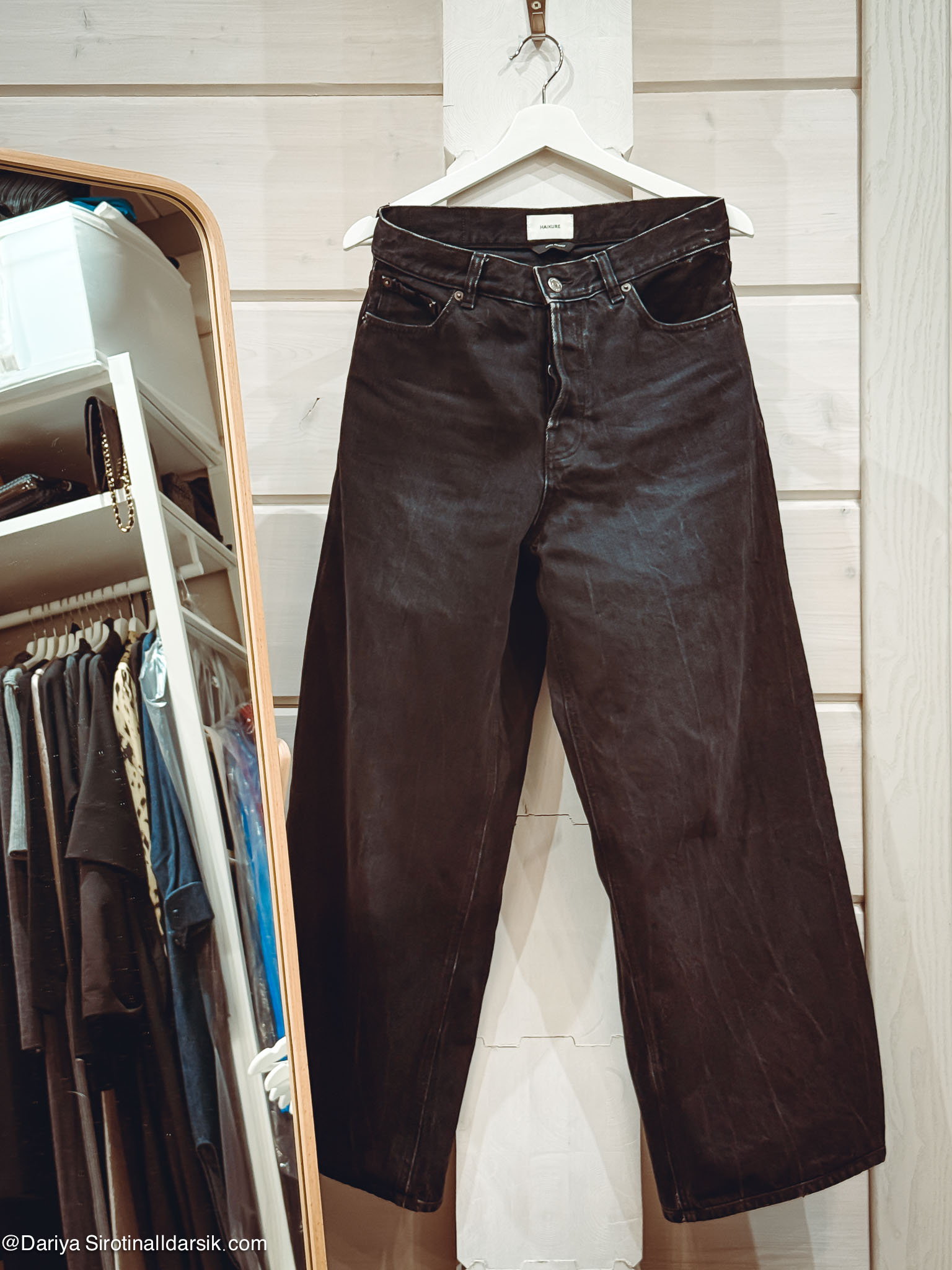 Широкие джинсы Haikure: расслабленные джинсы прямого кроя.