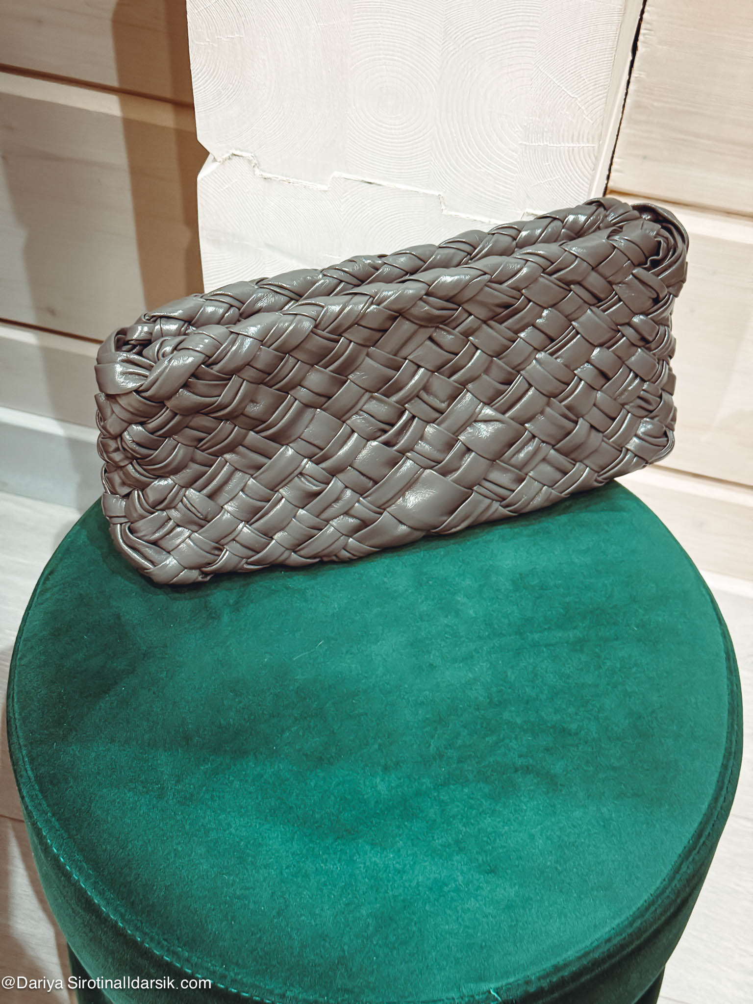 Серая сумка Bottega Veneta: мини-сумка, которую можно носить как клатч или на плече.