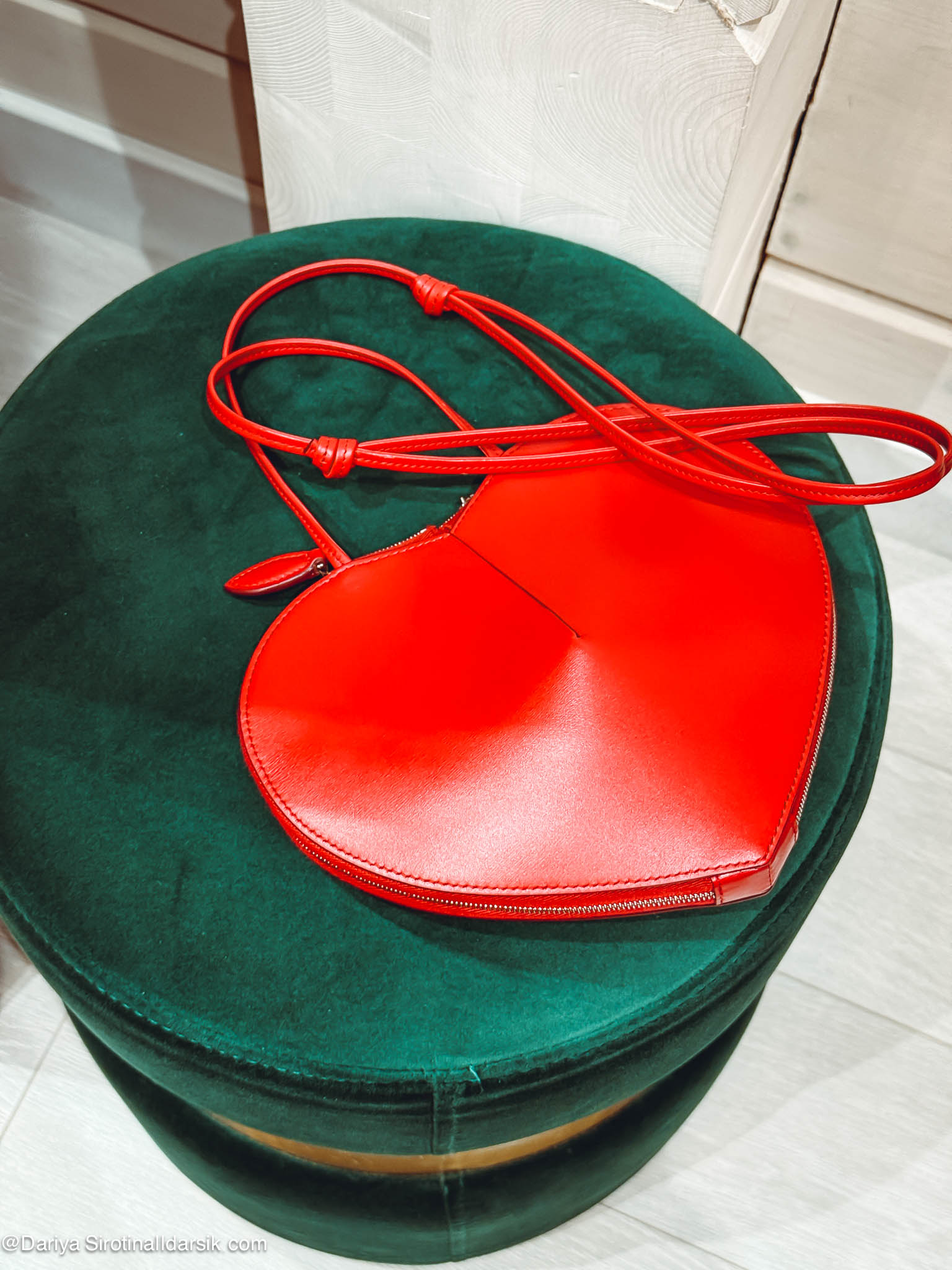 Акцентная сумка-сердечко Alaia: красная кожаная сумка необычной формы.