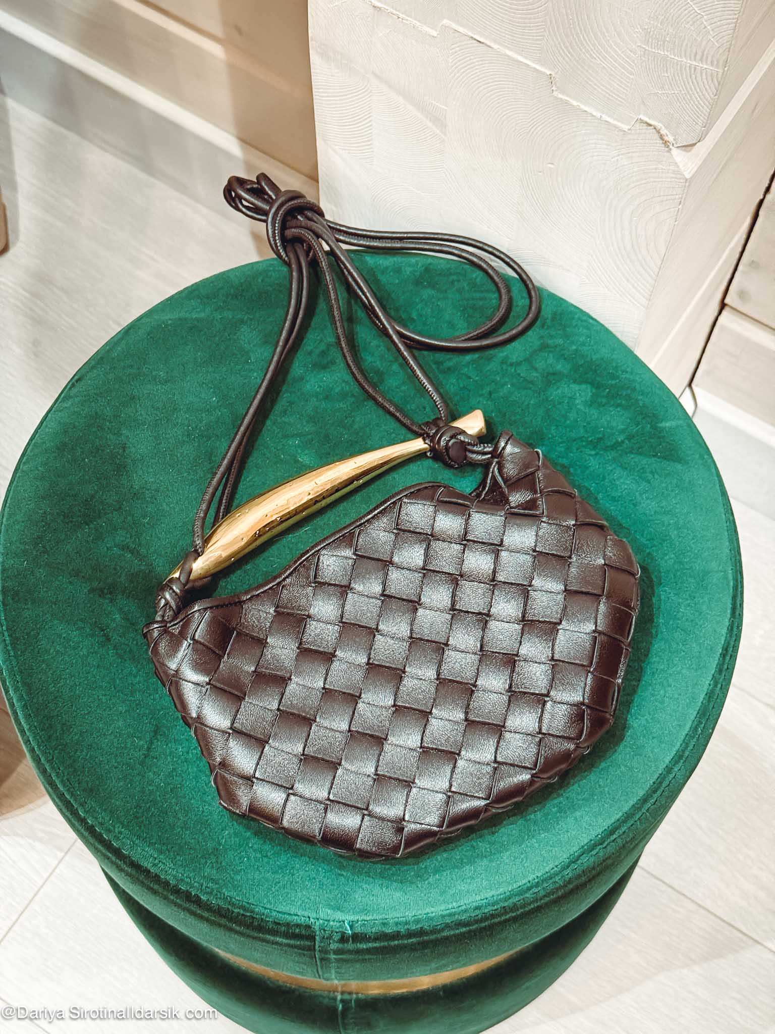 Сумка-сардинка Bottega Veneta: клатч с золотой ручкой-кольцом.