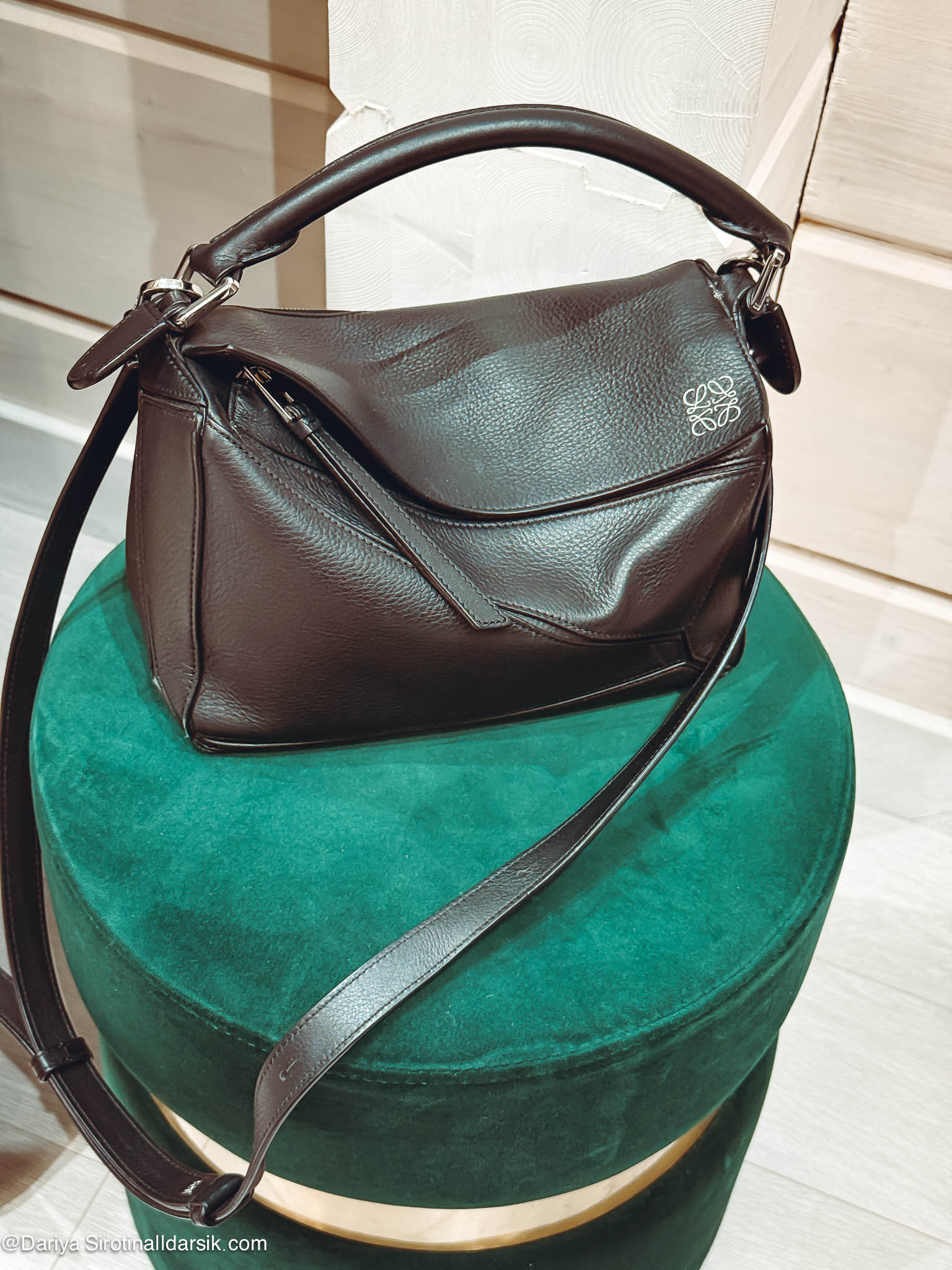 Сумка Loewe Puzzle черного цвета на длинном ремне. Пример идеальной дневной сумки для путешествий.