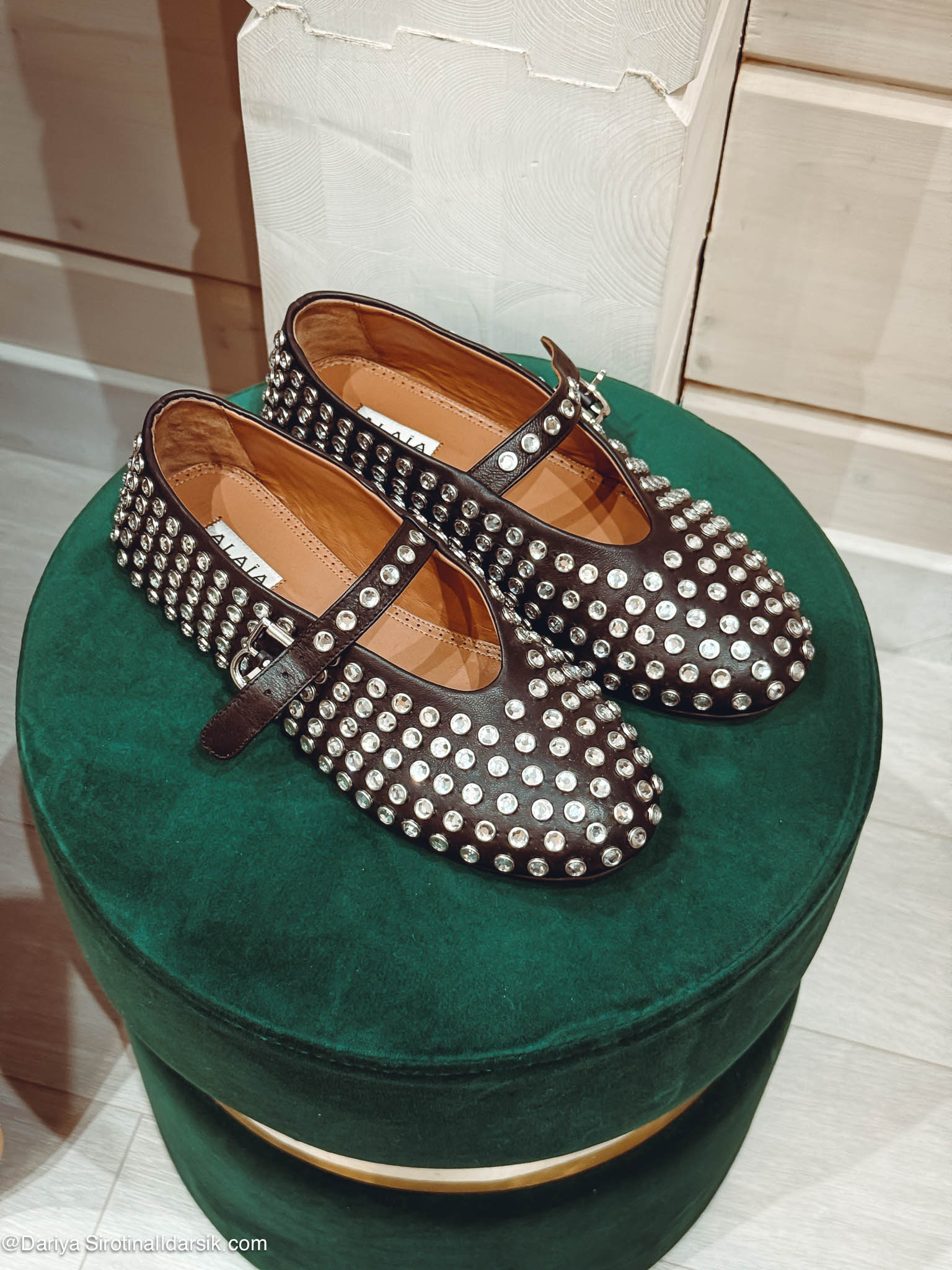Балетки Alaia в стразах: элегантные балетки на плоской подошве с декоративными стразами.