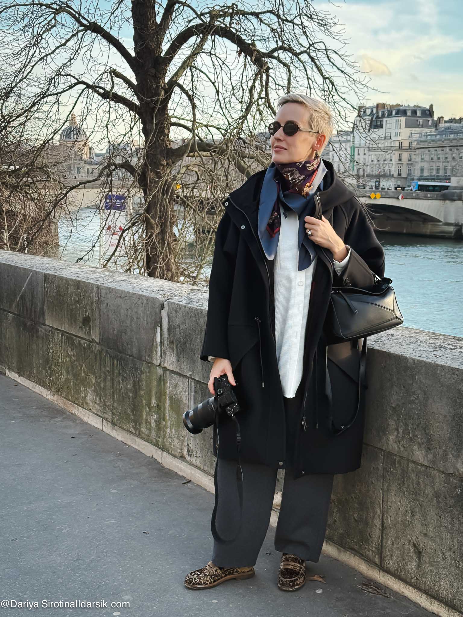 Зимний образ в Париже в объемном крое: парка Max Mara, белая рубашка Judyhua, серые брюки Around и леопардовые лоферы.