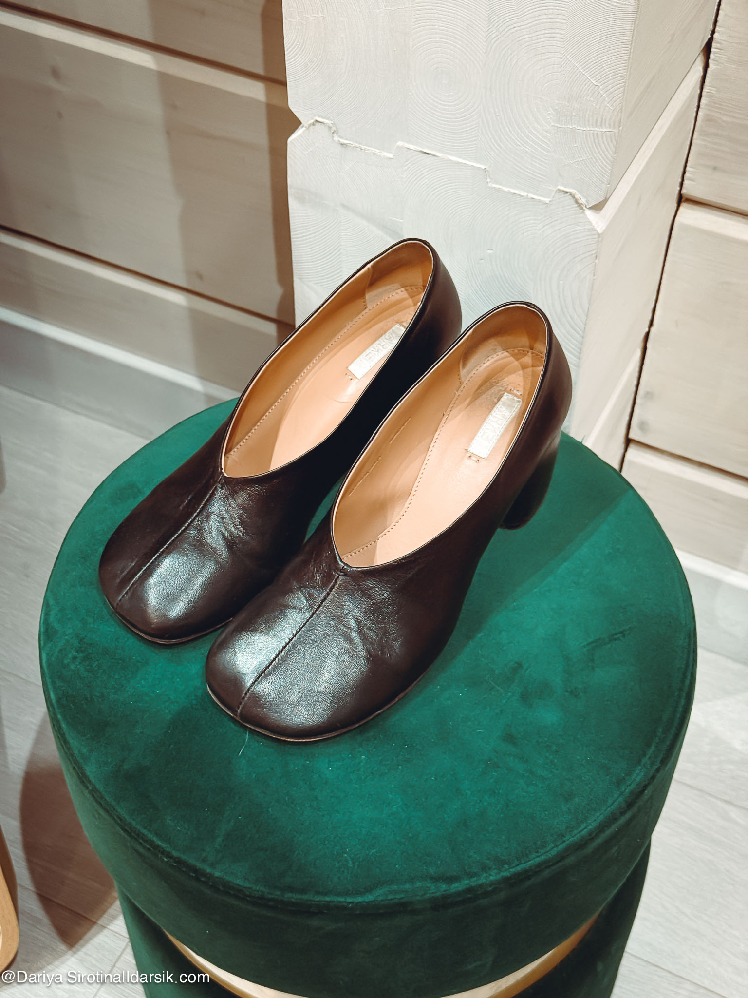 Туфли Arket на устойчивом каблуке: черные лодочки для долгой ходьбы.