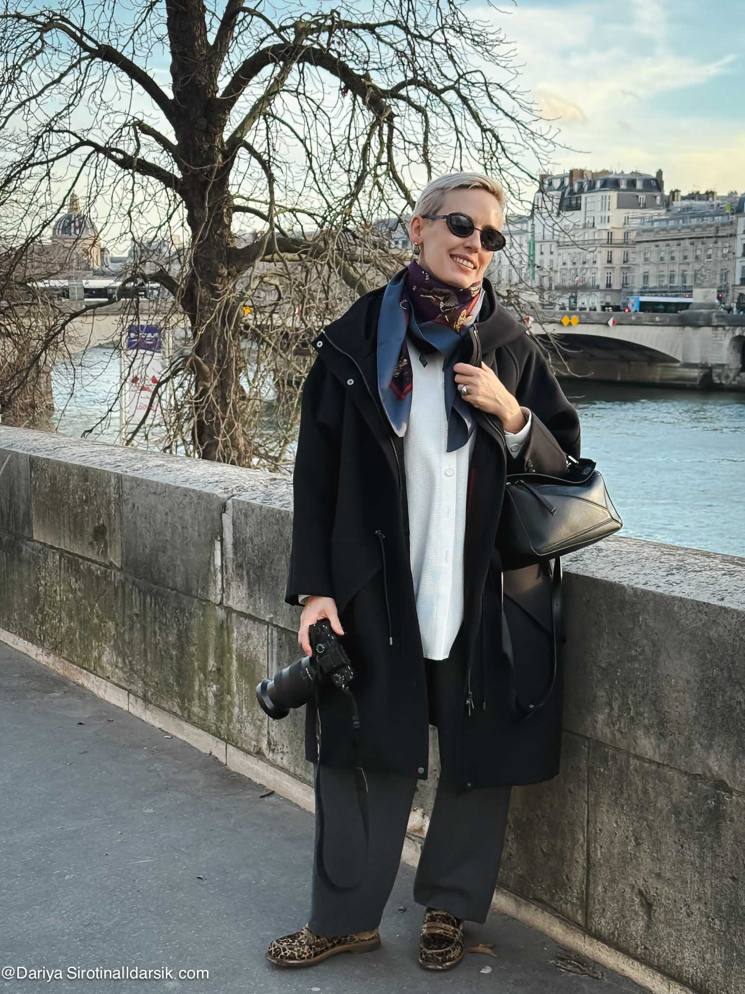 Зимний образ в Париже в объемном крое: парка Max Mara, белая рубашка Judyhua, серые брюки Around и леопардовые лоферы.