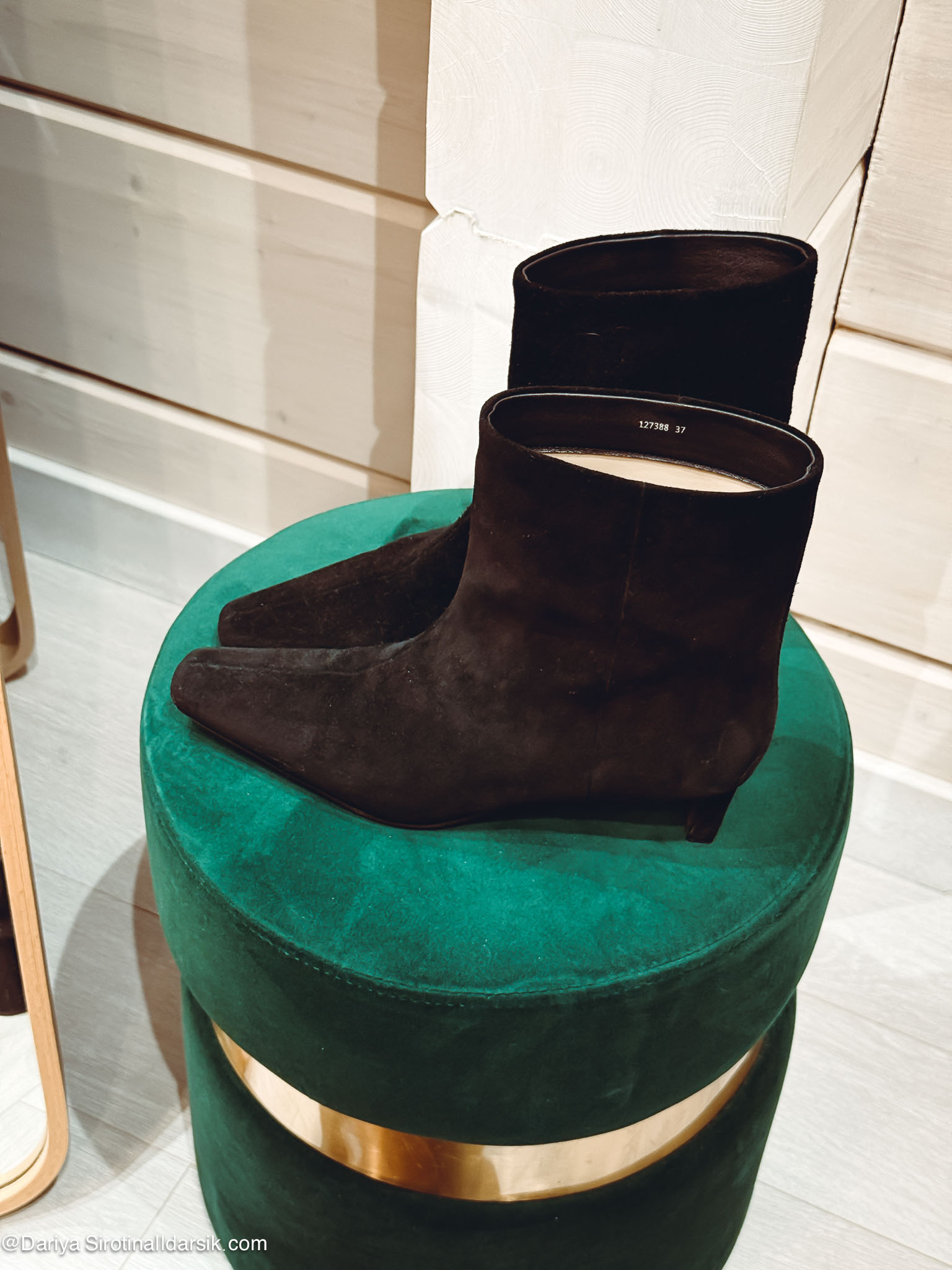 Черные ботинки 12Storeez: замшевые ботинки на маленьком каблуке и с длинным носом.