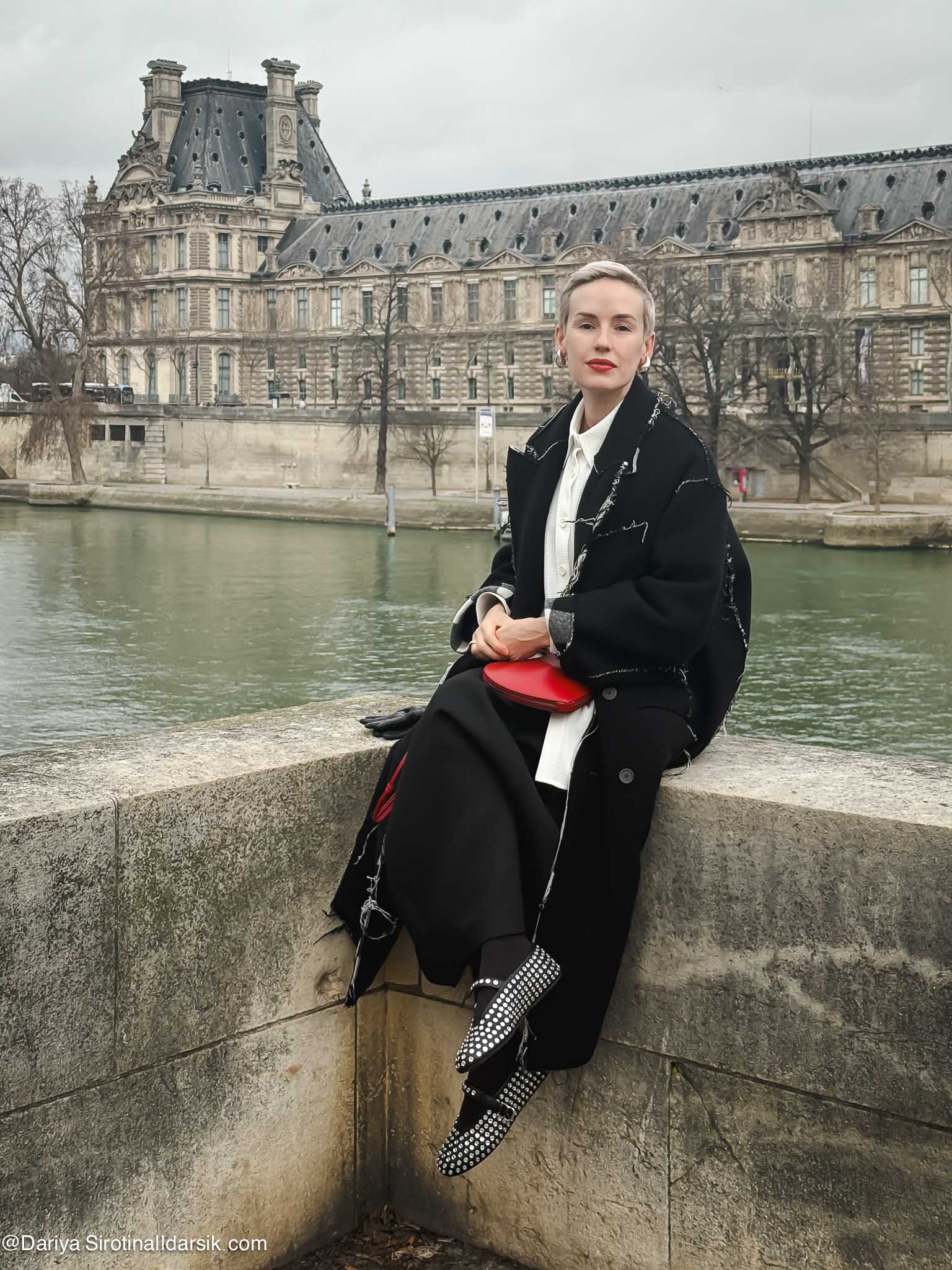 Яркий вечерний образ в Париже: объемная рубашка и юбка-баллон Judyhua, найденные в Шанхае. Пример смелого кроя.