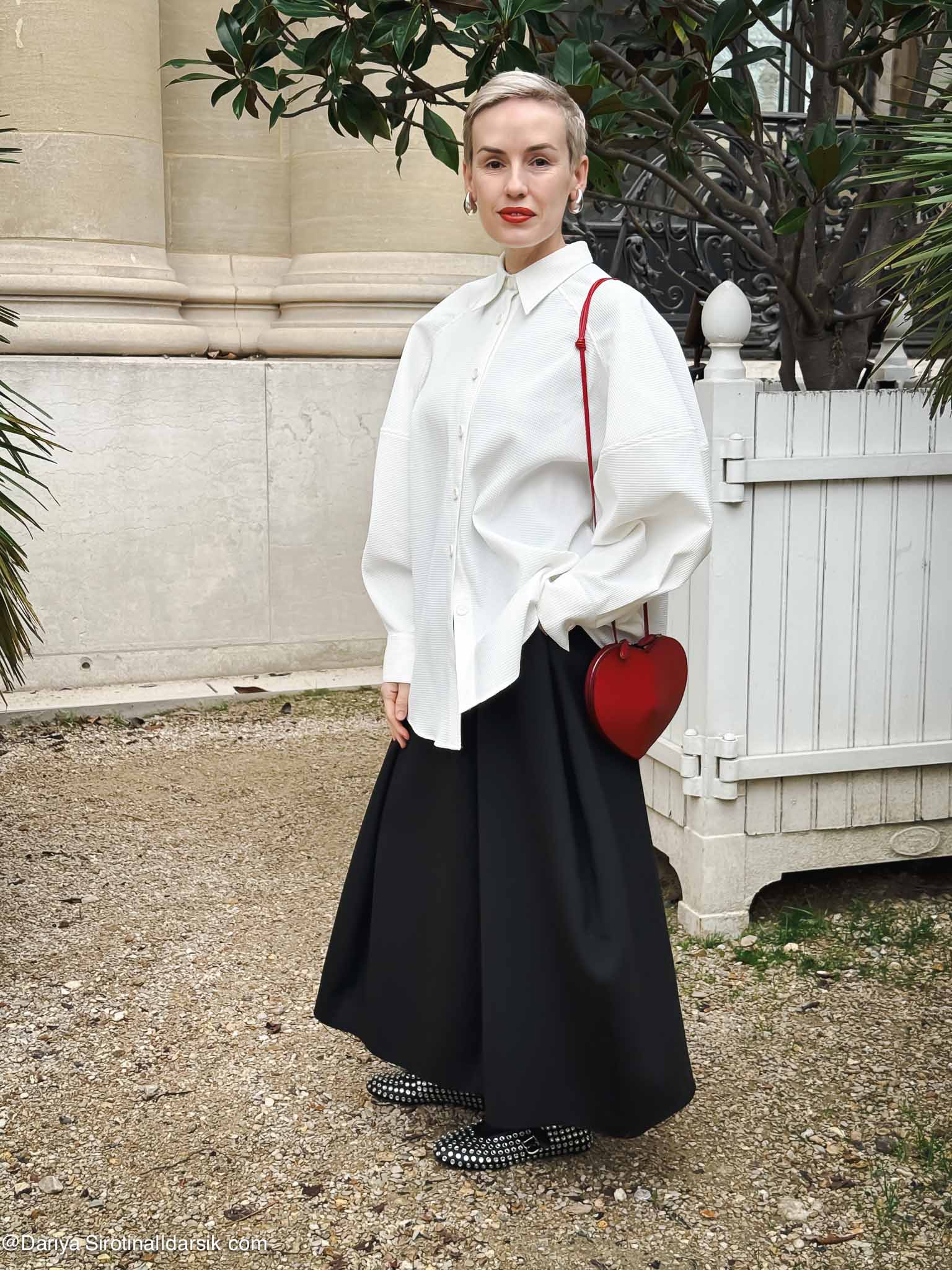 Яркий вечерний образ в Париже: объемная рубашка и юбка-баллон Judyhua, найденные в Шанхае. Пример смелого кроя.