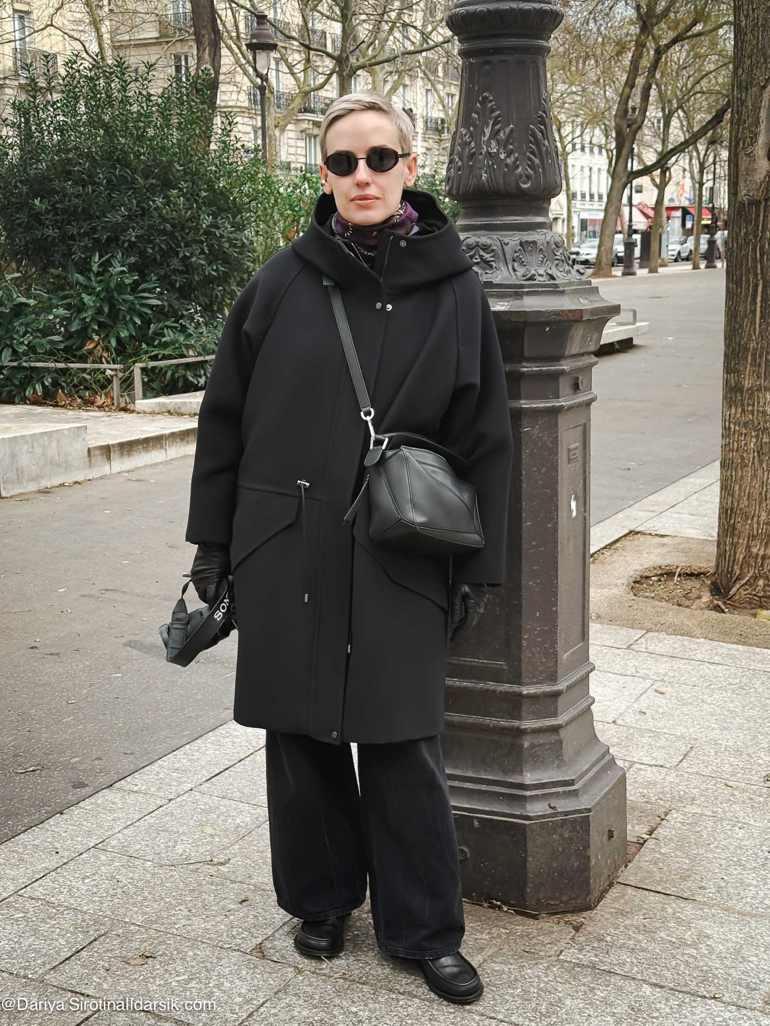 Женский зимний образ в Париже: парка Max Mara Atelier с капюшоном, джинсы Haikure, лоферы и сумка Loewe. Пример капсульного гардероба для прогулок.